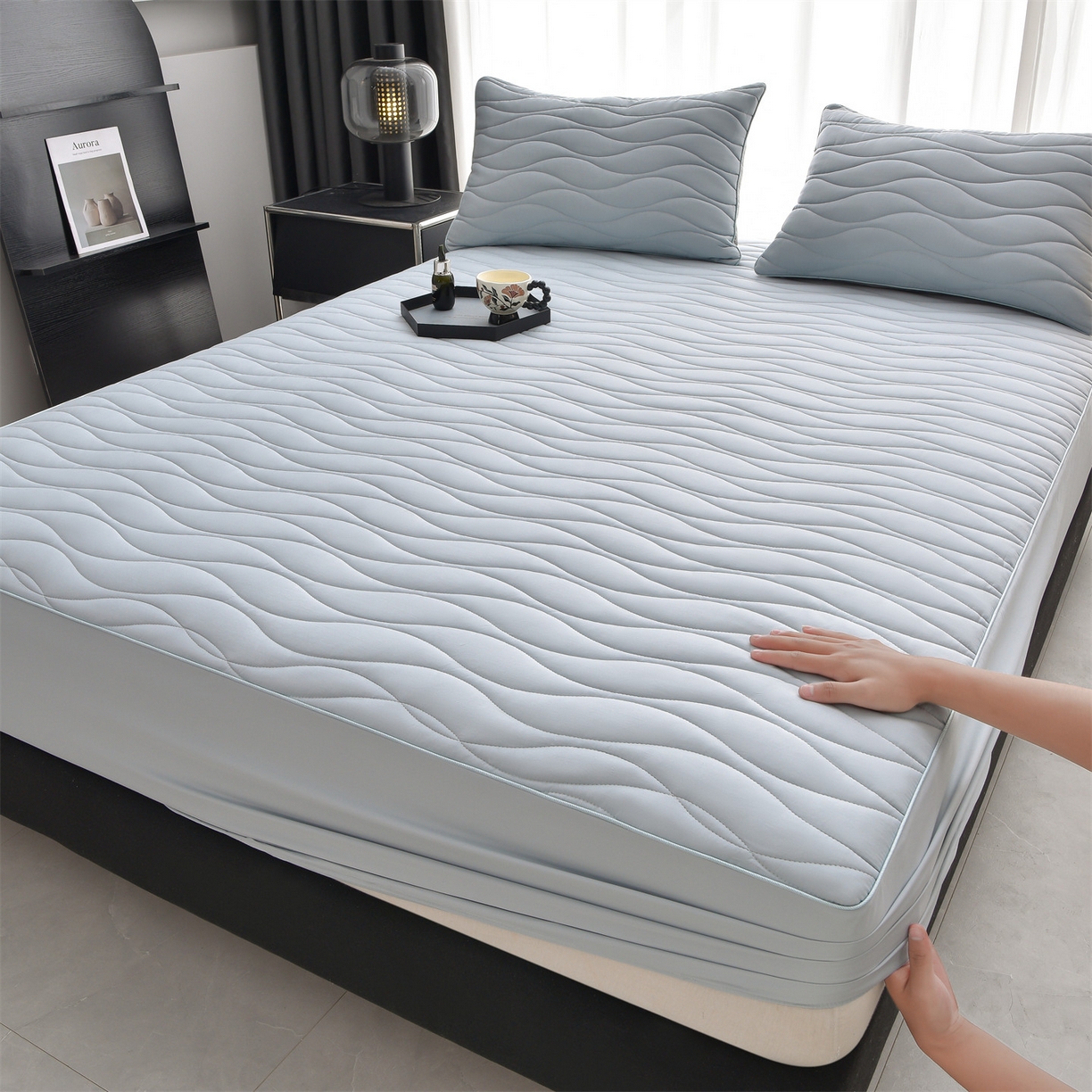 91家纺网 家纺一手货源 找家纺 金鹰 2025新款全棉50S抗菌防螨夹棉防水床笠席梦思保护套床垫套 波浪纹-浅兰