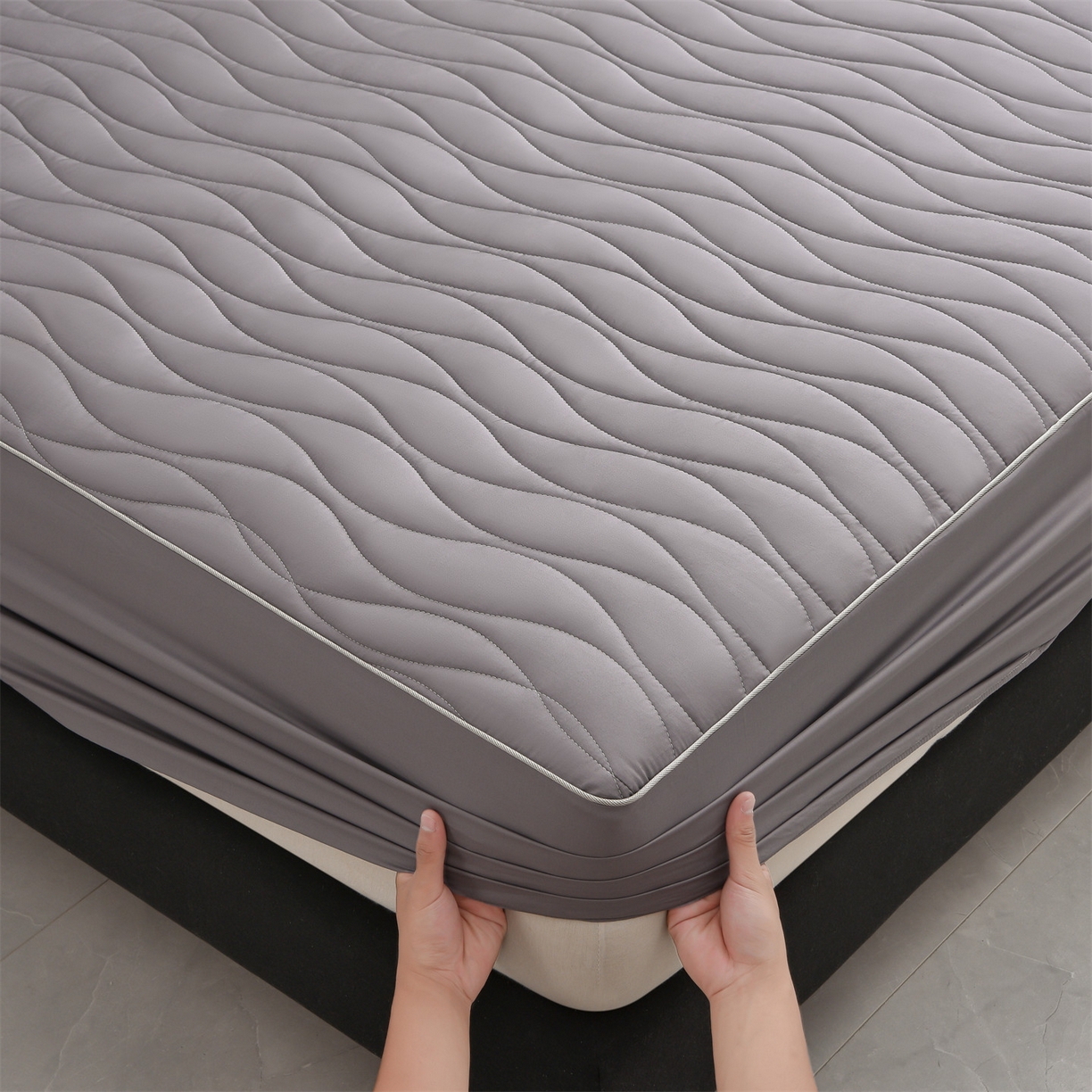 91家纺网 家纺一手货源 找家纺 金鹰 2025新款全棉50S抗菌防螨夹棉防水床笠席梦思保护套床垫套 波浪纹-深色