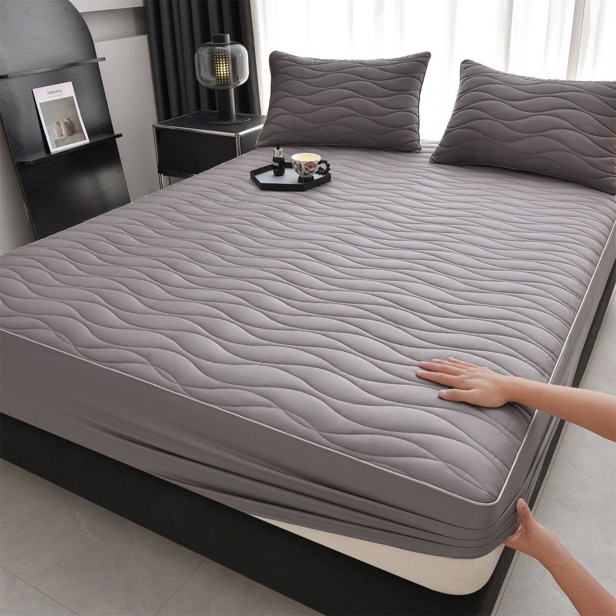 91家纺网 家纺一手货源 找家纺 金鹰 2025新款全棉50S抗菌防螨夹棉防水床笠席梦思保护套床垫套 波浪纹-深色