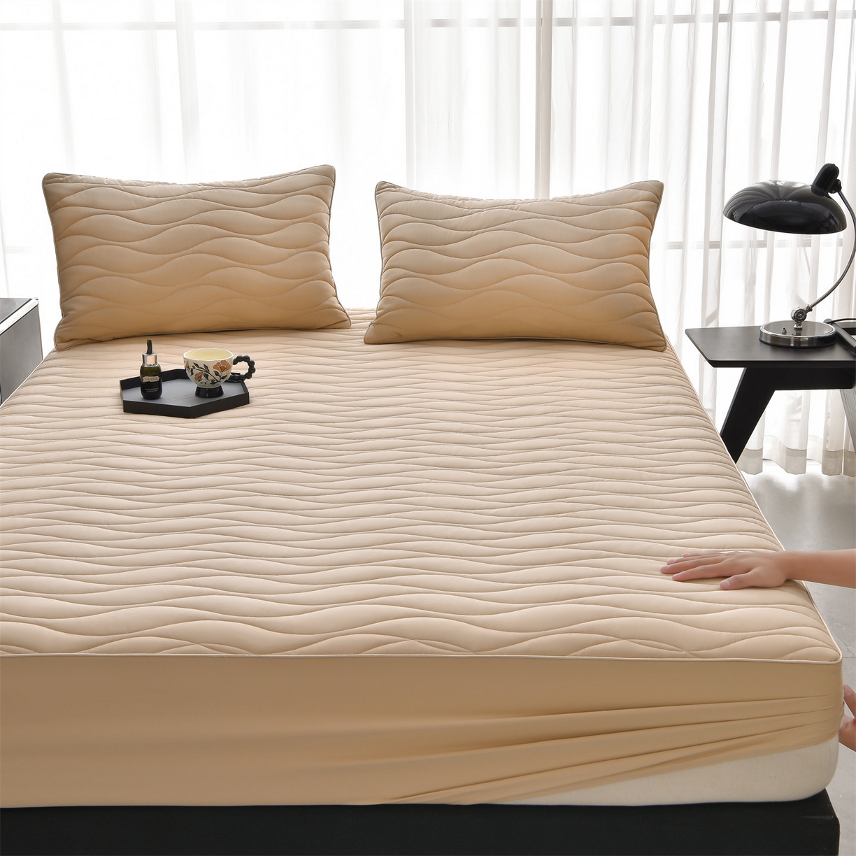 91家纺网 家纺一手货源 找家纺 金鹰 2025新款全棉50S抗菌防螨夹棉防水床笠席梦思保护套床垫套 波浪纹-卡其