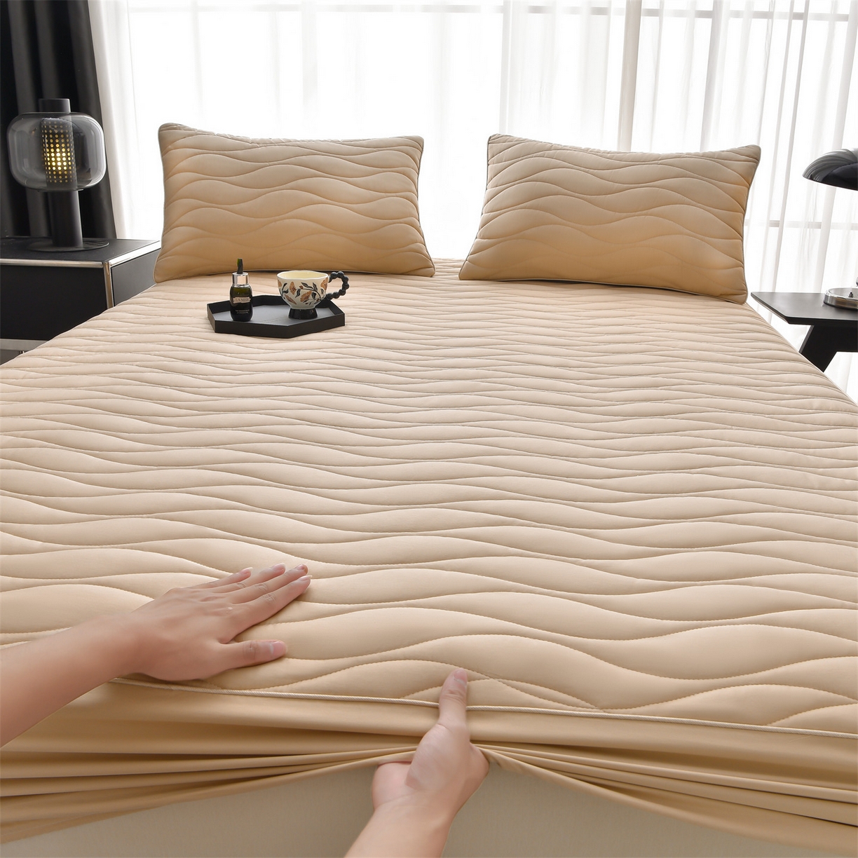 91家纺网 家纺一手货源 找家纺 金鹰 2025新款全棉50S抗菌防螨夹棉防水床笠席梦思保护套床垫套 波浪纹-卡其