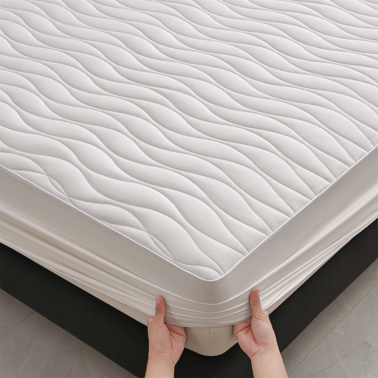 91家纺网 家纺一手货源 找家纺 金鹰 2025新款全棉50S抗菌防螨夹棉防水床笠席梦思保护套床垫套 波浪纹-白