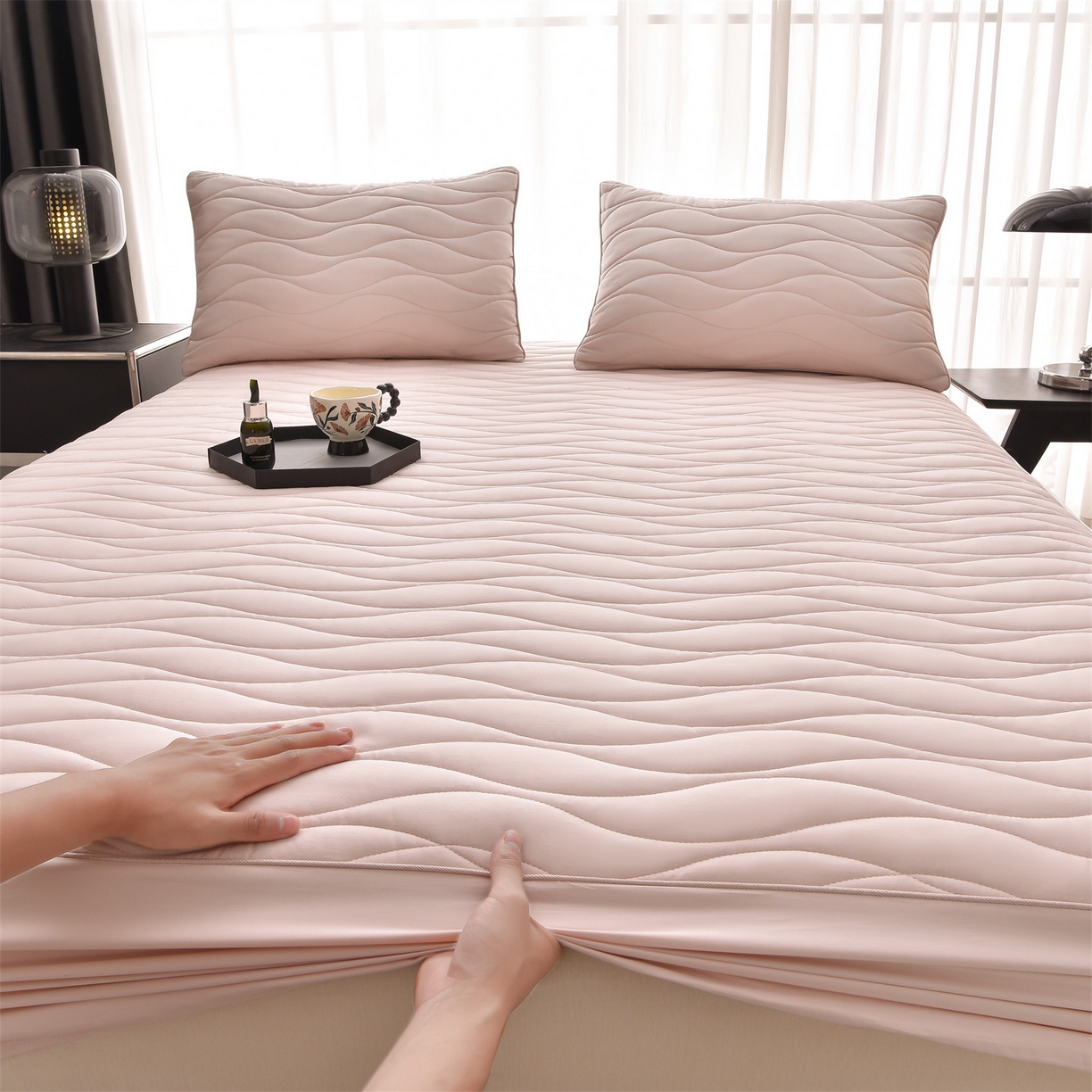 91家纺网 家纺一手货源 找家纺 金鹰 2025新款全棉50S抗菌防螨夹棉防水床笠席梦思保护套床垫套 波浪纹-粉色