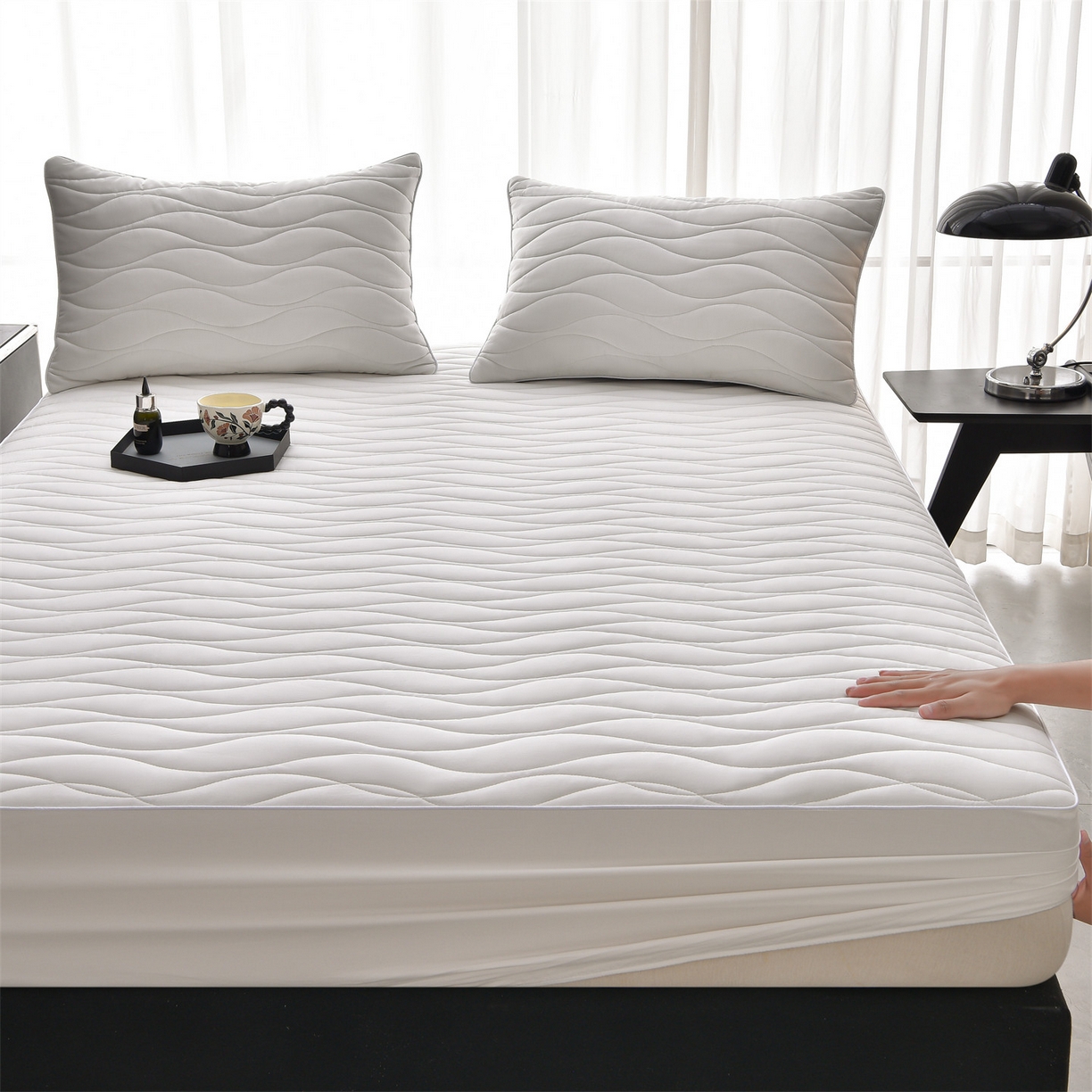 91家纺网 家纺一手货源 找家纺 金鹰 2025新款全棉50S抗菌防螨夹棉防水床笠席梦思保护套床垫套 波浪纹-白