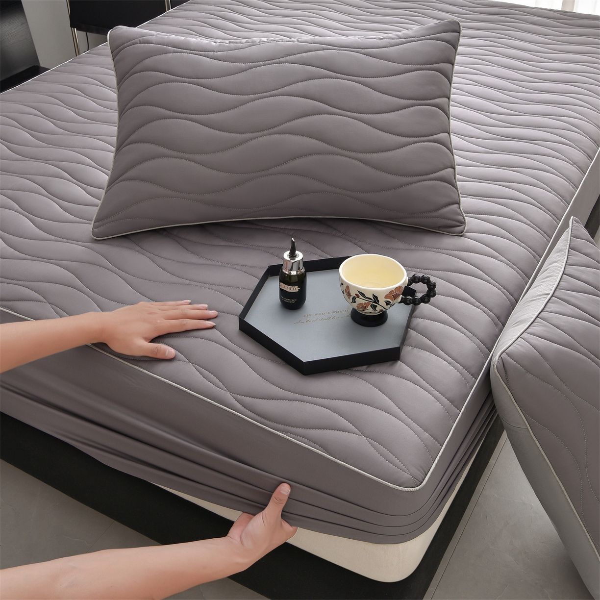 91家纺网 家纺一手货源 找家纺 金鹰 2025新款全棉50S抗菌防螨夹棉防水床笠席梦思保护套床垫套 波浪纹-深色