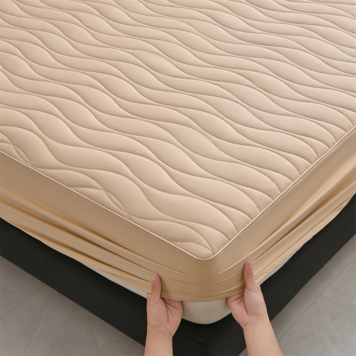 91家纺网 家纺一手货源 找家纺 金鹰 2025新款全棉50S抗菌防螨夹棉防水床笠席梦思保护套床垫套 波浪纹-卡其