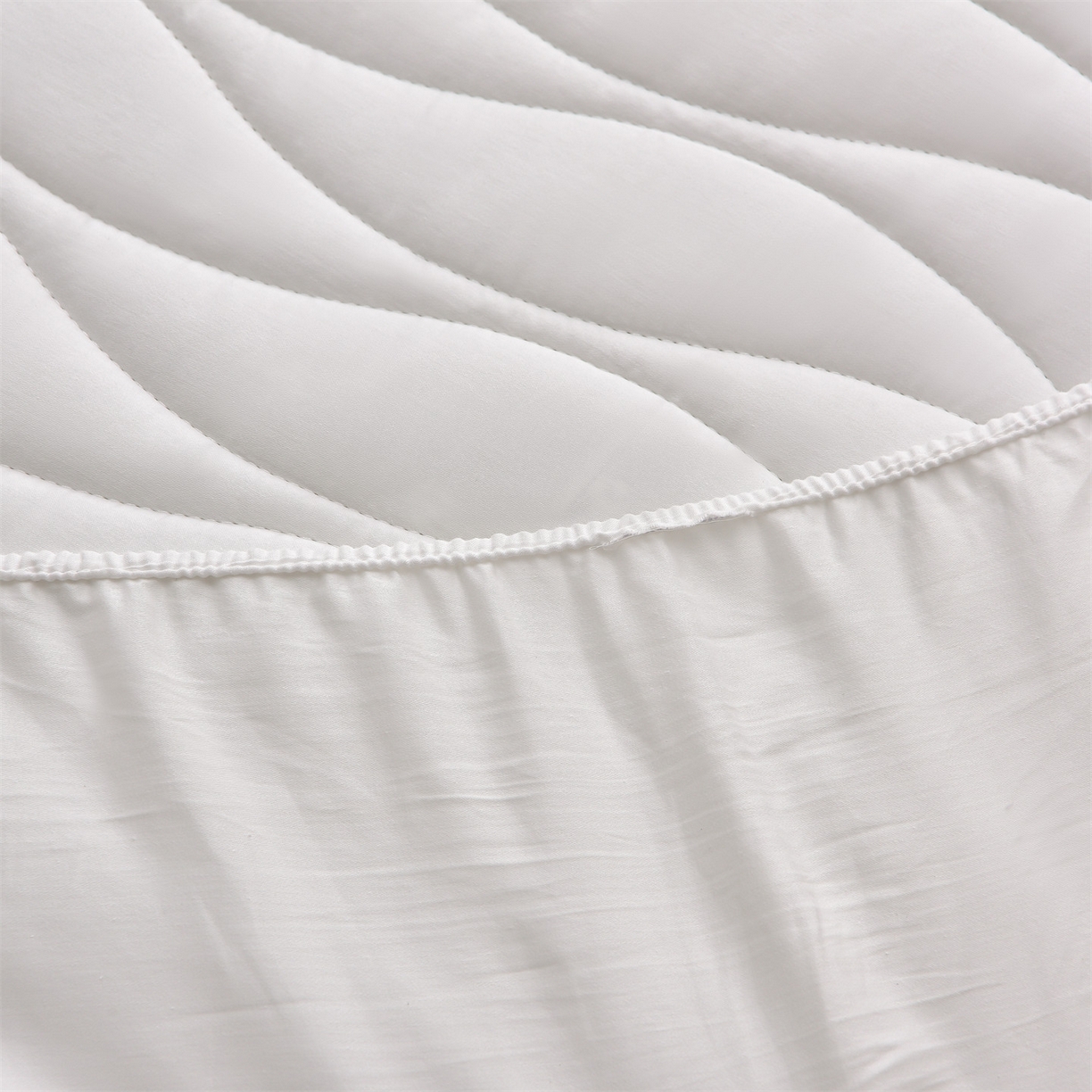 91家纺网 家纺一手货源 找家纺 金鹰 2025新款全棉50S抗菌防螨夹棉防水床笠席梦思保护套床垫套 波浪纹-白