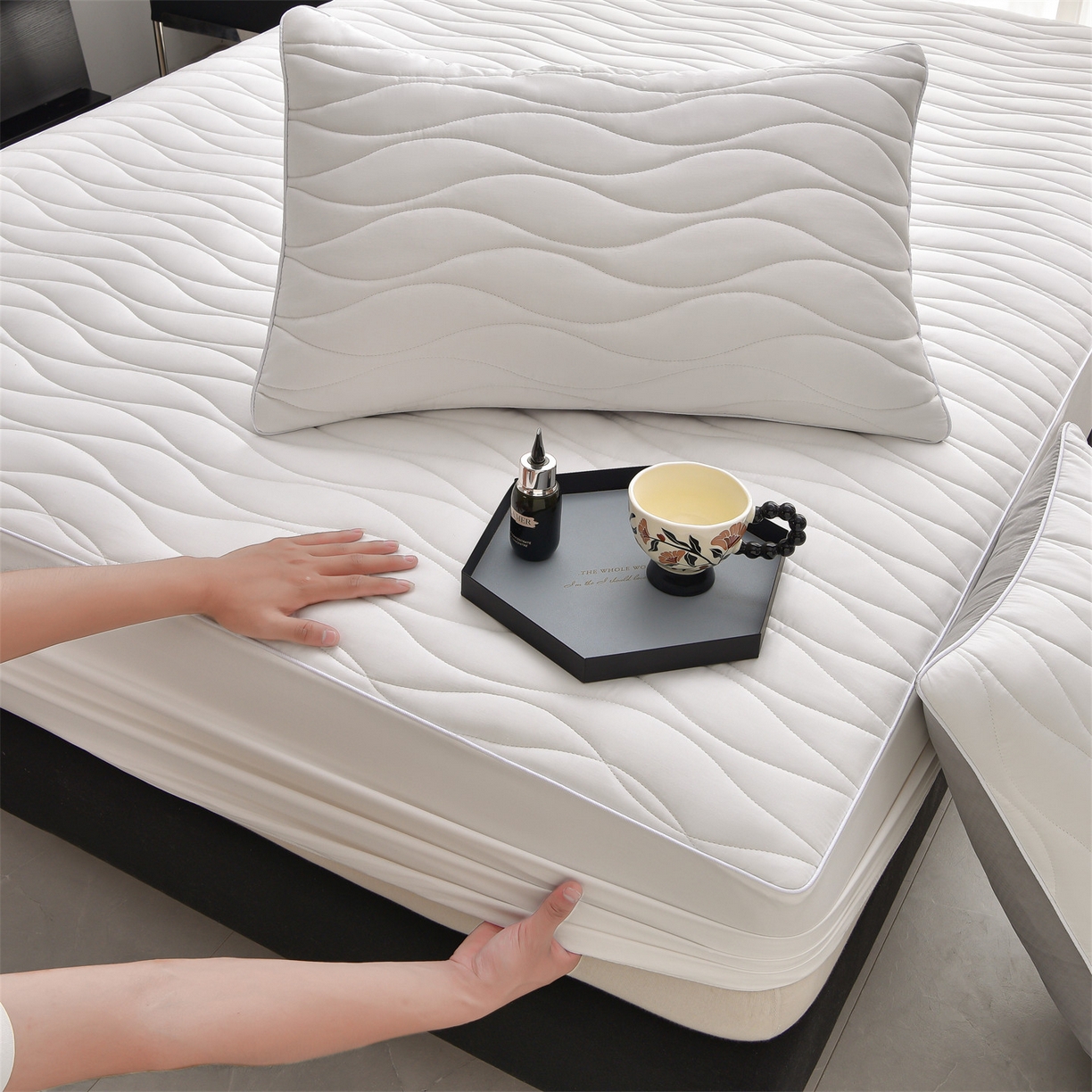 91家纺网 家纺一手货源 找家纺 金鹰 2025新款全棉50S抗菌防螨夹棉防水床笠席梦思保护套床垫套 波浪纹-白