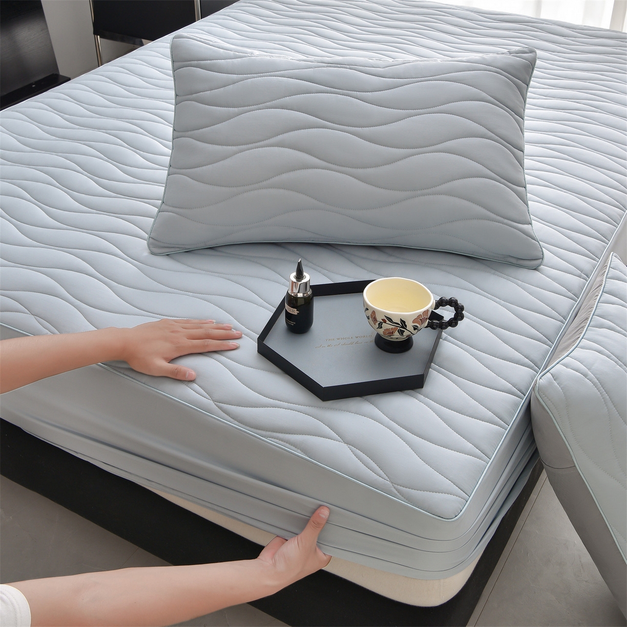 91家纺网 家纺一手货源 找家纺 金鹰 2025新款全棉50S抗菌防螨夹棉防水床笠席梦思保护套床垫套 波浪纹-浅兰