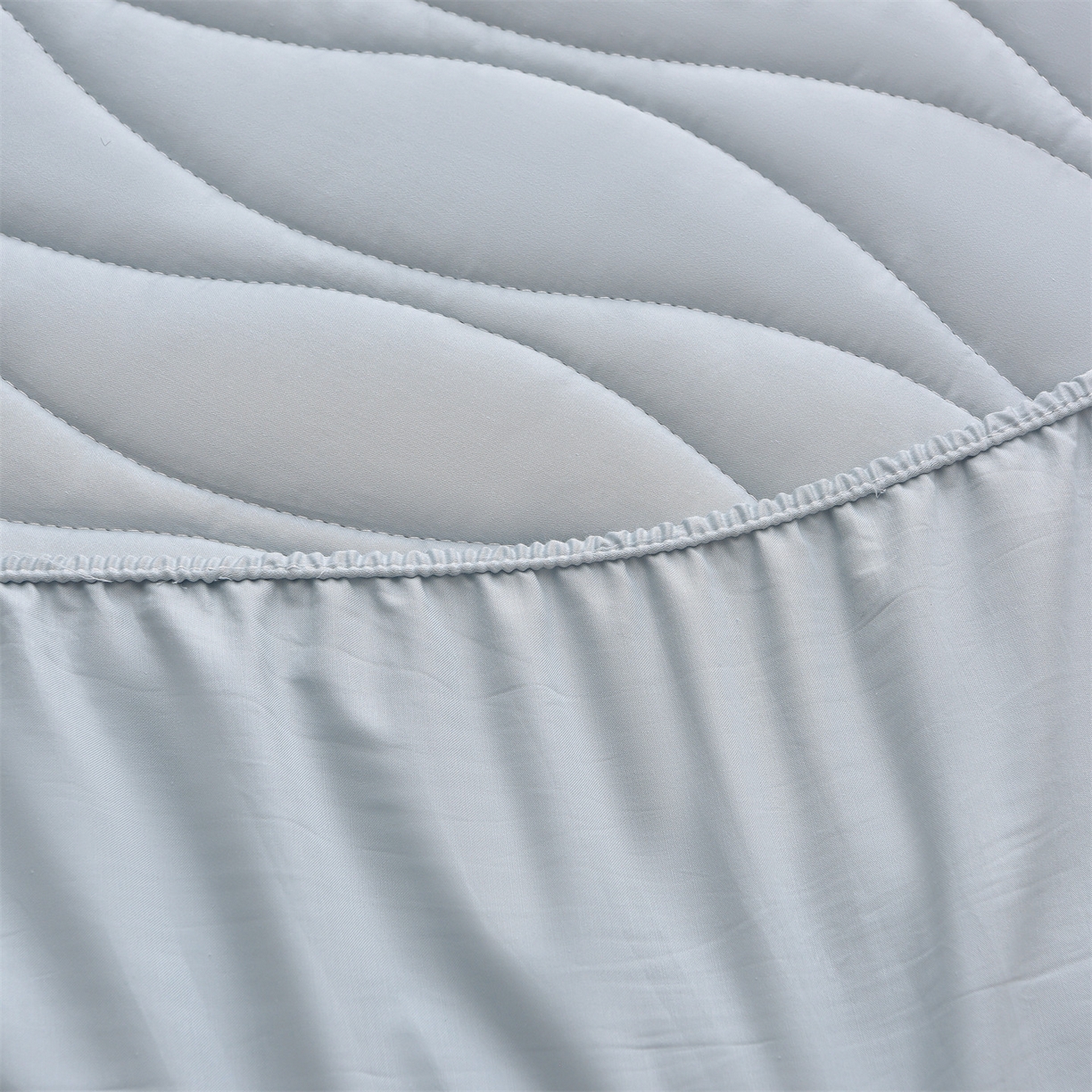 91家纺网 家纺一手货源 找家纺 金鹰 2025新款全棉50S抗菌防螨夹棉防水床笠席梦思保护套床垫套 波浪纹-浅兰