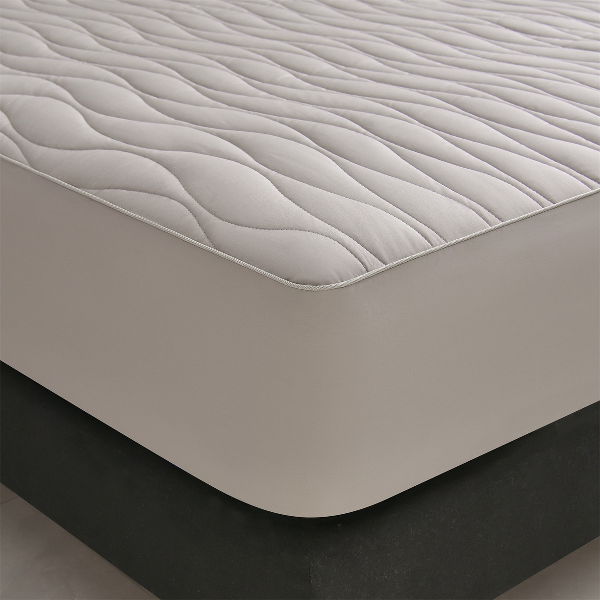 91家纺网 家纺一手货源 找家纺 金鹰 2025新款全棉50S抗菌防螨夹棉防水床笠席梦思保护套床垫套 波浪纹-浅灰