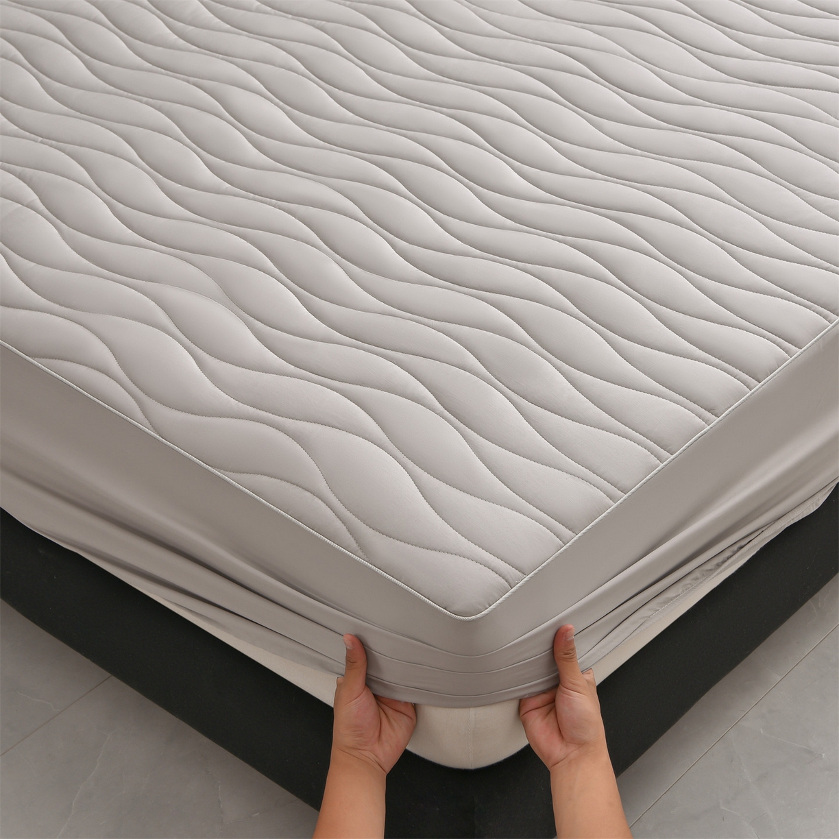 91家纺网 家纺一手货源 找家纺 金鹰 2025新款全棉50S抗菌防螨夹棉防水床笠席梦思保护套床垫套 波浪纹-浅灰