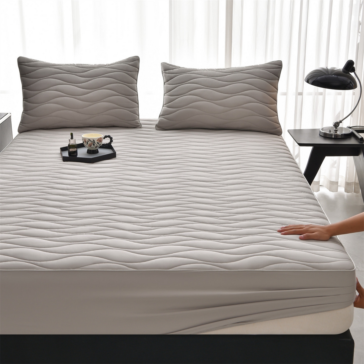 91家纺网 家纺一手货源 找家纺 金鹰 2025新款全棉50S抗菌防螨夹棉防水床笠席梦思保护套床垫套 波浪纹-浅灰