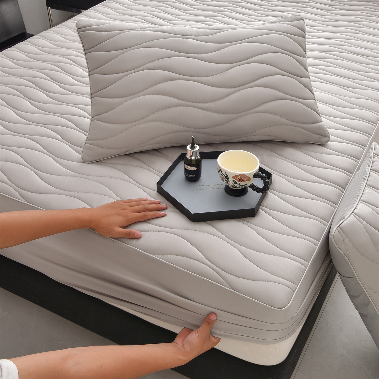 91家纺网 家纺一手货源 找家纺 金鹰 2025新款全棉50S抗菌防螨夹棉防水床笠席梦思保护套床垫套 波浪纹-浅灰