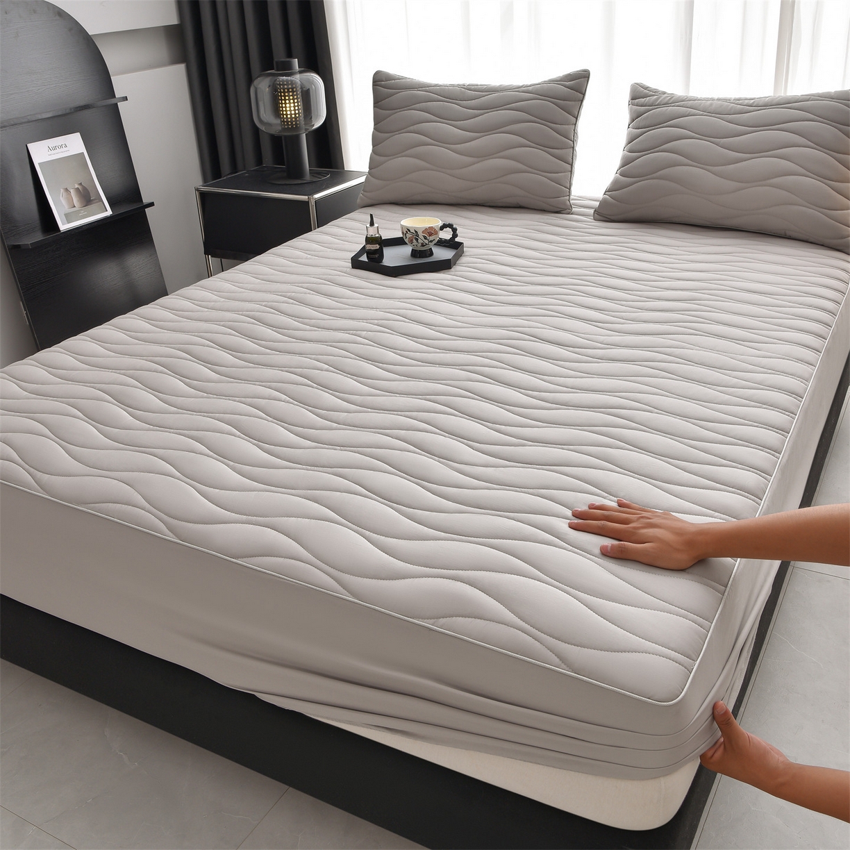 91家纺网 家纺一手货源 找家纺 金鹰 2025新款全棉50S抗菌防螨夹棉防水床笠席梦思保护套床垫套 波浪纹-浅灰