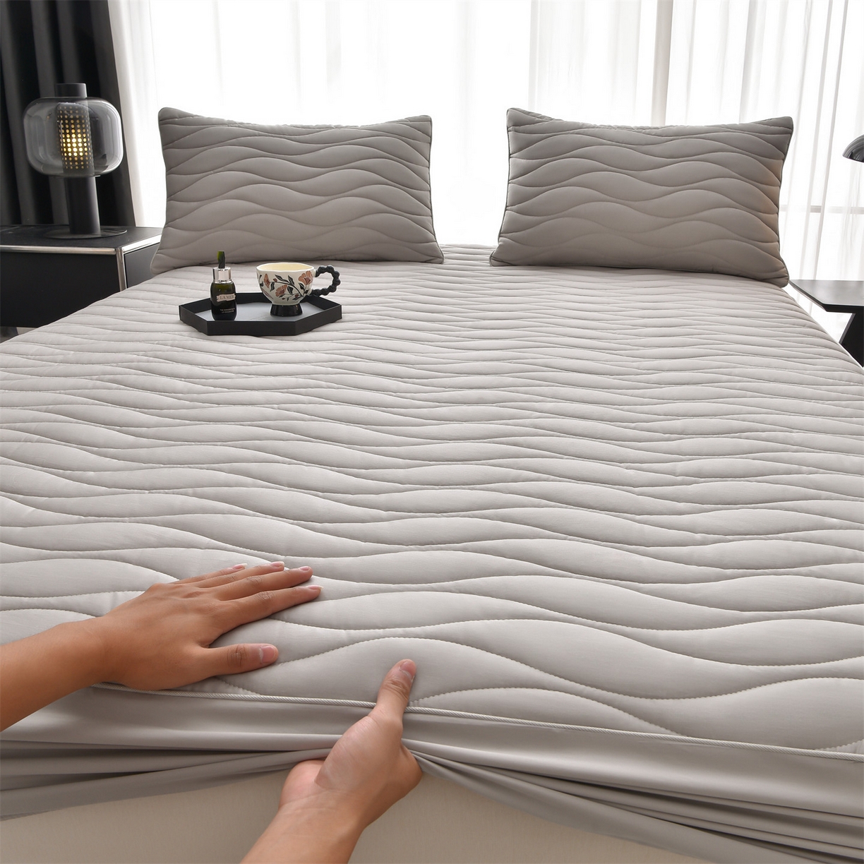 91家纺网 家纺一手货源 找家纺 金鹰 2025新款全棉50S抗菌防螨夹棉防水床笠席梦思保护套床垫套 波浪纹-浅灰