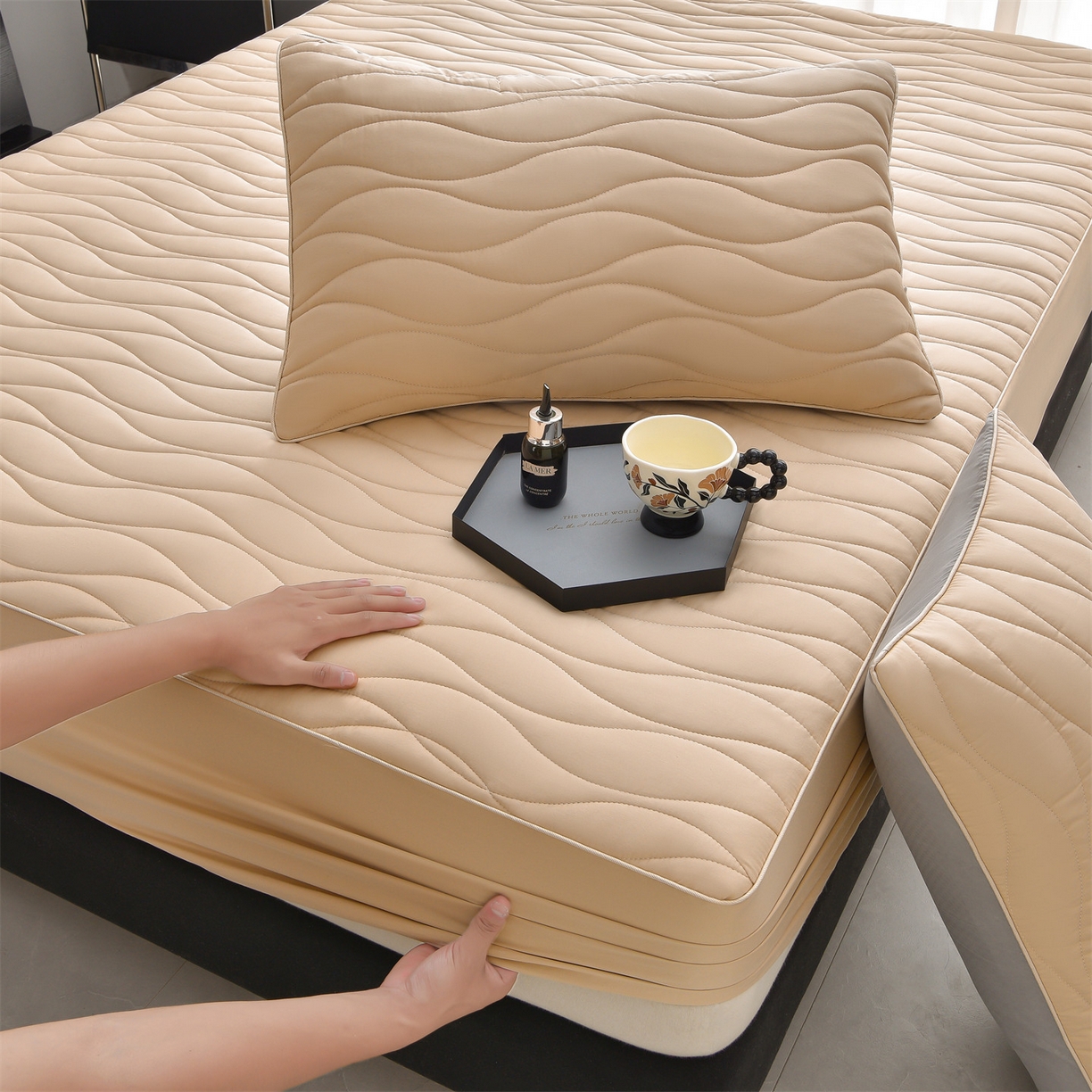 91家纺网 家纺一手货源 找家纺 金鹰 2025新款全棉50S抗菌防螨夹棉防水床笠席梦思保护套床垫套 波浪纹-卡其