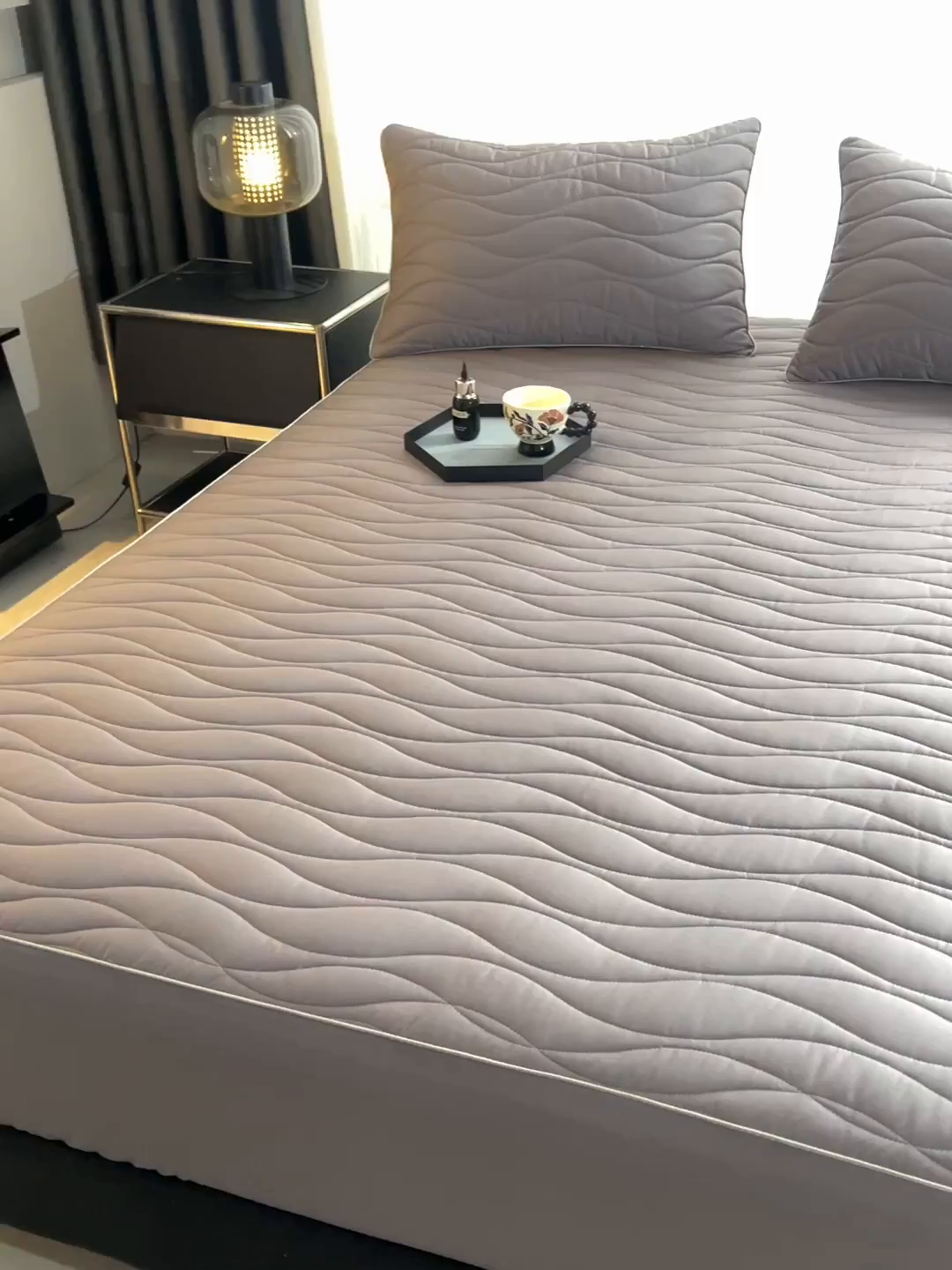 91家纺网 家纺一手货源 找家纺 金鹰 2025新款全棉50S抗菌防螨夹棉防水床笠席梦思保护套床垫套 波浪纹-浅灰