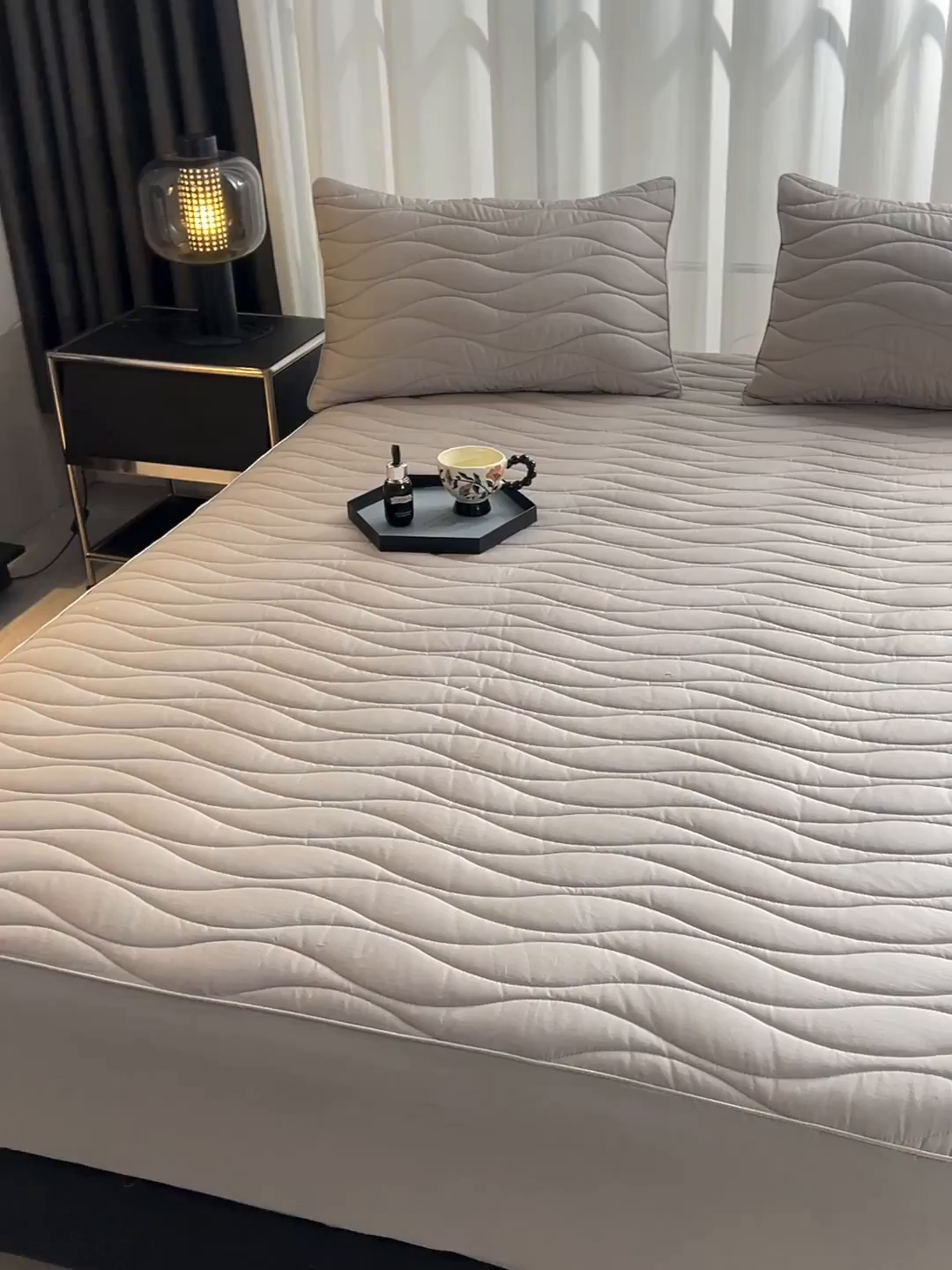 91家纺网 家纺一手货源 找家纺 金鹰 2025新款全棉50S抗菌防螨夹棉防水床笠席梦思保护套床垫套 波浪纹-深色