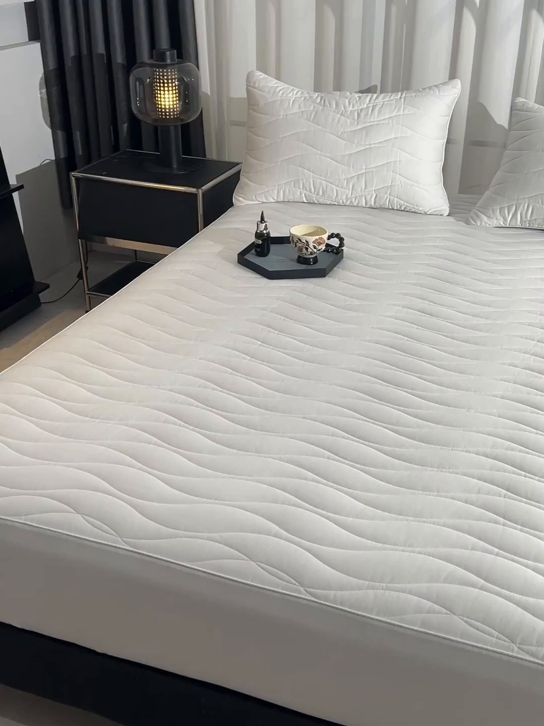 91家纺网 家纺一手货源 找家纺 金鹰 2025新款全棉50S抗菌防螨夹棉防水床笠席梦思保护套床垫套 波浪纹-白