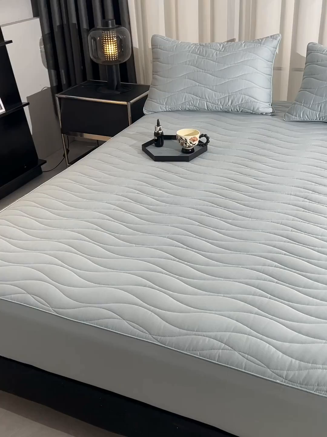 91家纺网 家纺一手货源 找家纺 金鹰 2025新款全棉50S抗菌防螨夹棉防水床笠席梦思保护套床垫套 波浪纹-浅兰