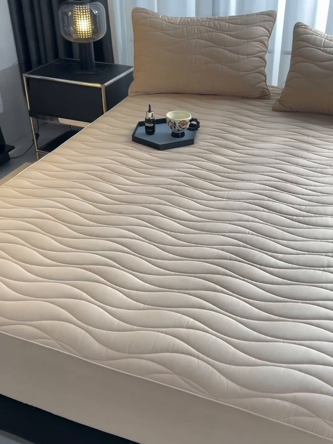 91家纺网 家纺一手货源 找家纺 金鹰 2025新款全棉50S抗菌防螨夹棉防水床笠席梦思保护套床垫套 波浪纹-卡其