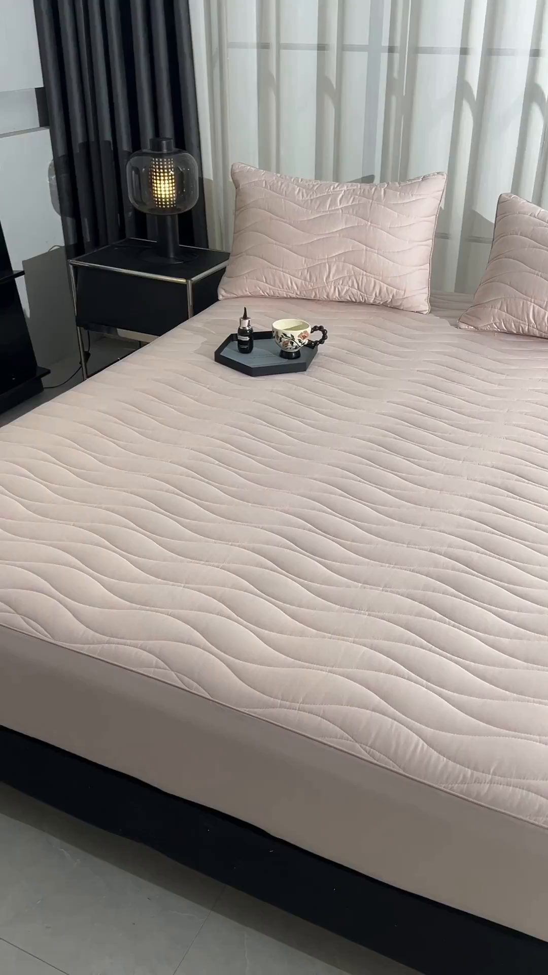 91家纺网 家纺一手货源 找家纺 金鹰 2025新款全棉50S抗菌防螨夹棉防水床笠席梦思保护套床垫套 波浪纹-粉色