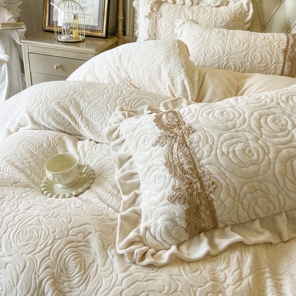 91家纺网 家纺一手货源 找家纺 恋尚 2025新款雕花牛奶绒罗曼蒂克系列四件套（控价290） 罗曼蒂克-奶油白