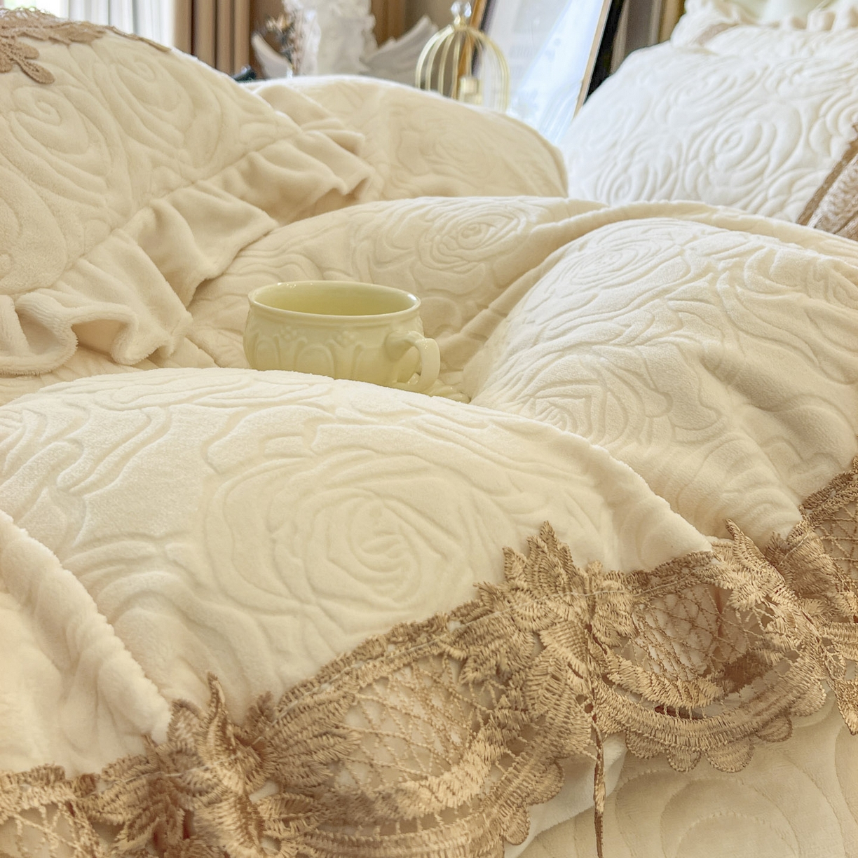 91家纺网 家纺一手货源 找家纺 恋尚 2025新款雕花牛奶绒罗曼蒂克系列四件套（控价290） 罗曼蒂克-奶油白