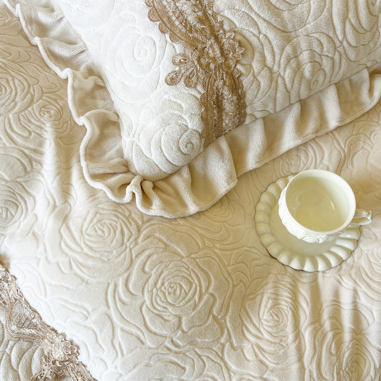 91家纺网 家纺一手货源 找家纺 恋尚 2025新款雕花牛奶绒罗曼蒂克系列四件套（控价290） 罗曼蒂克-奶油白