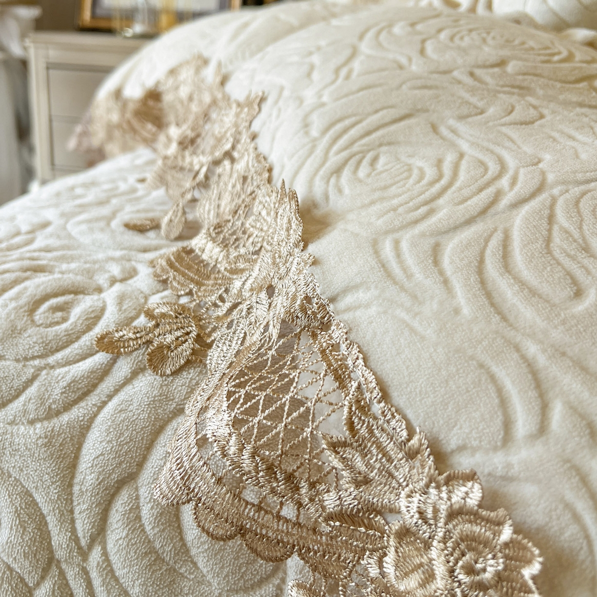 91家纺网 家纺一手货源 找家纺 恋尚 2025新款雕花牛奶绒罗曼蒂克系列四件套（控价290） 罗曼蒂克-奶油白