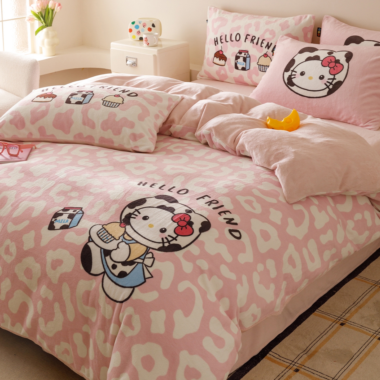 91家纺网 家纺一手货源 找家纺 RYB红黄兰 2025新款设计师原创牛奶绒大版数码印花四件套 粉豹奶牛猫