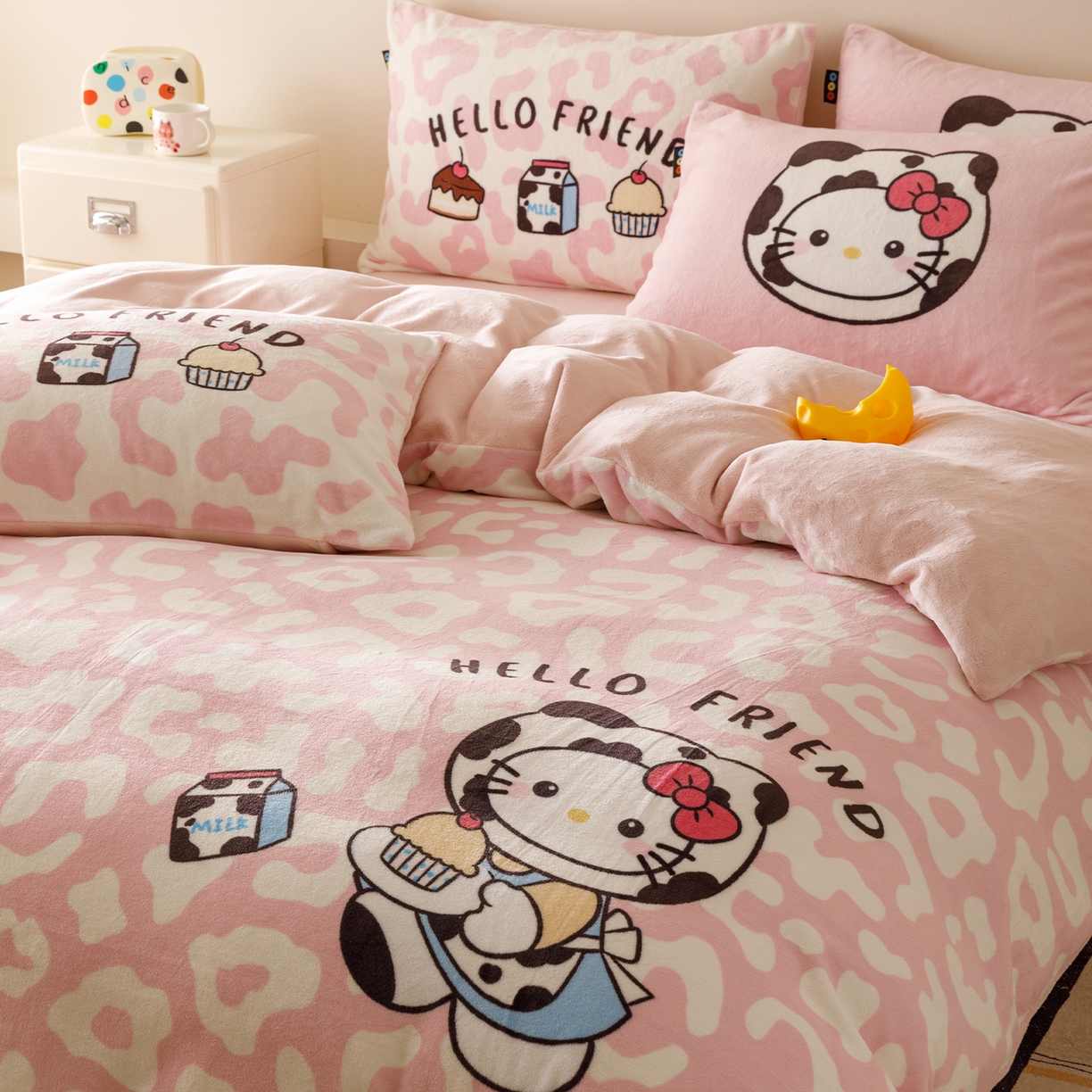 91家纺网 家纺一手货源 找家纺 RYB红黄兰 2025新款设计师原创牛奶绒大版数码印花四件套 粉豹奶牛猫