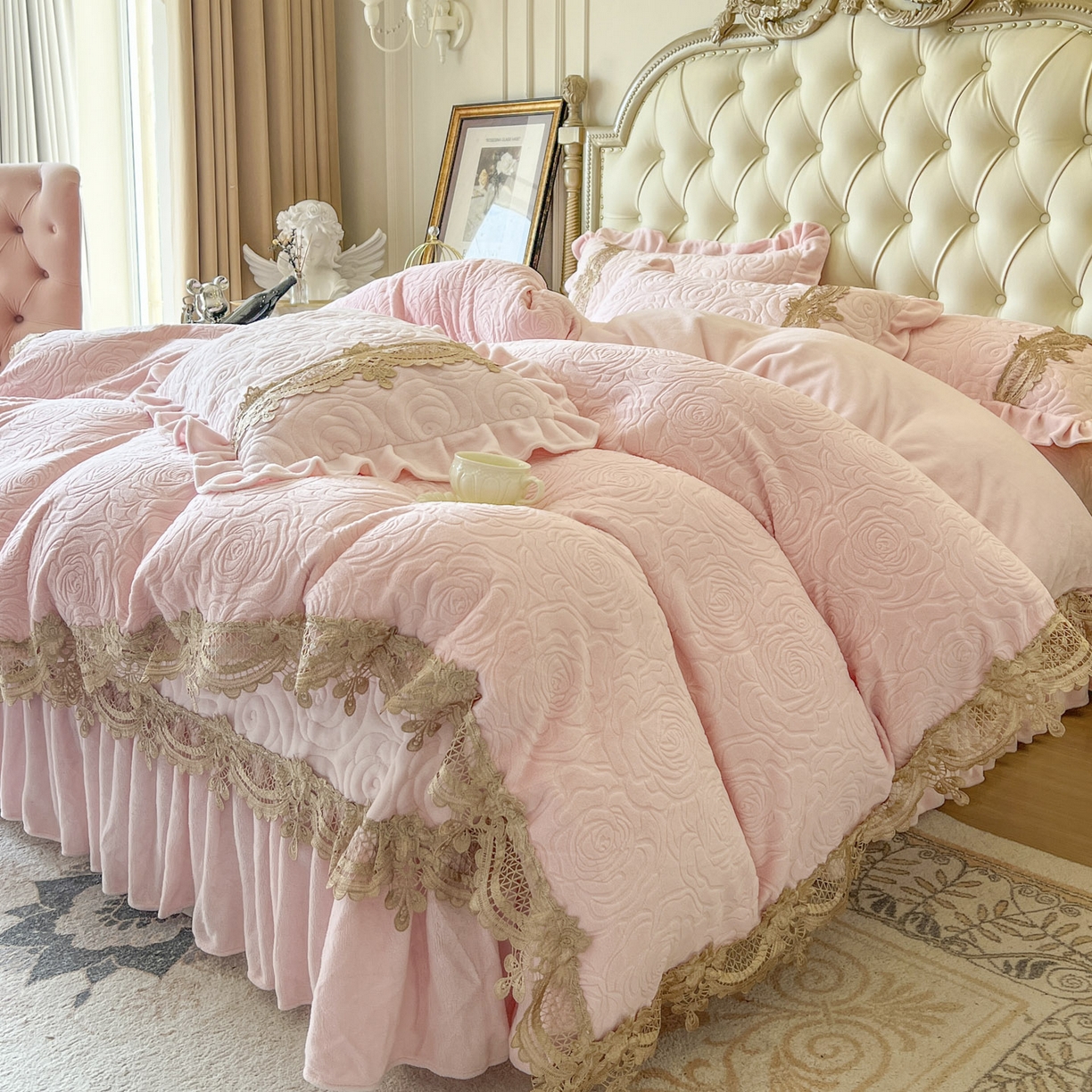 91家纺网 家纺一手货源 找家纺 恋尚 2025新款雕花牛奶绒罗曼蒂克系列四件套（控价290） 罗曼蒂克-清新粉