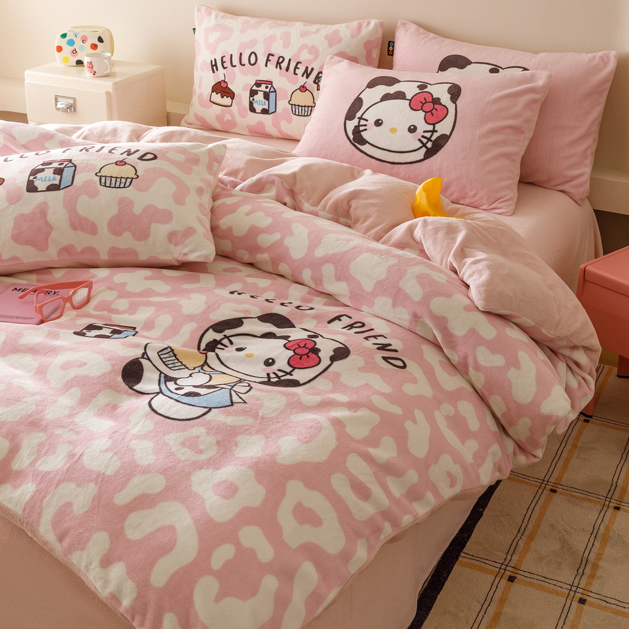 91家纺网 家纺一手货源 找家纺 RYB红黄兰 2025新款设计师原创牛奶绒大版数码印花四件套 粉豹奶牛猫