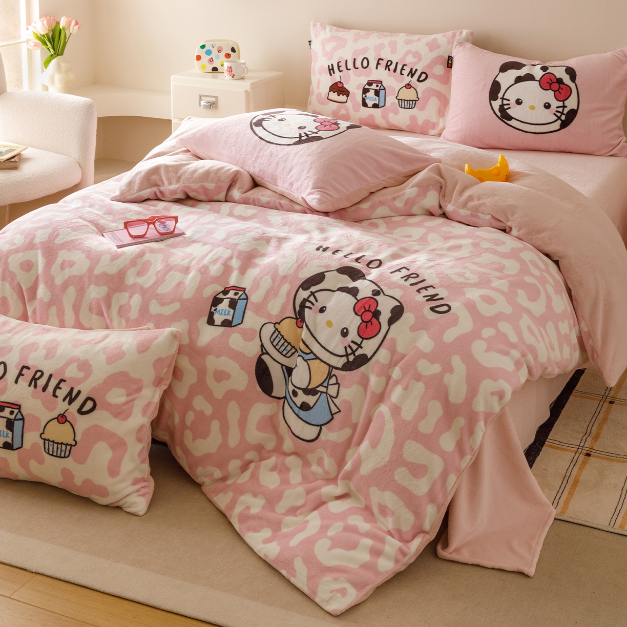 91家纺网 家纺一手货源 找家纺 RYB红黄兰 2025新款设计师原创牛奶绒大版数码印花四件套 粉豹奶牛猫