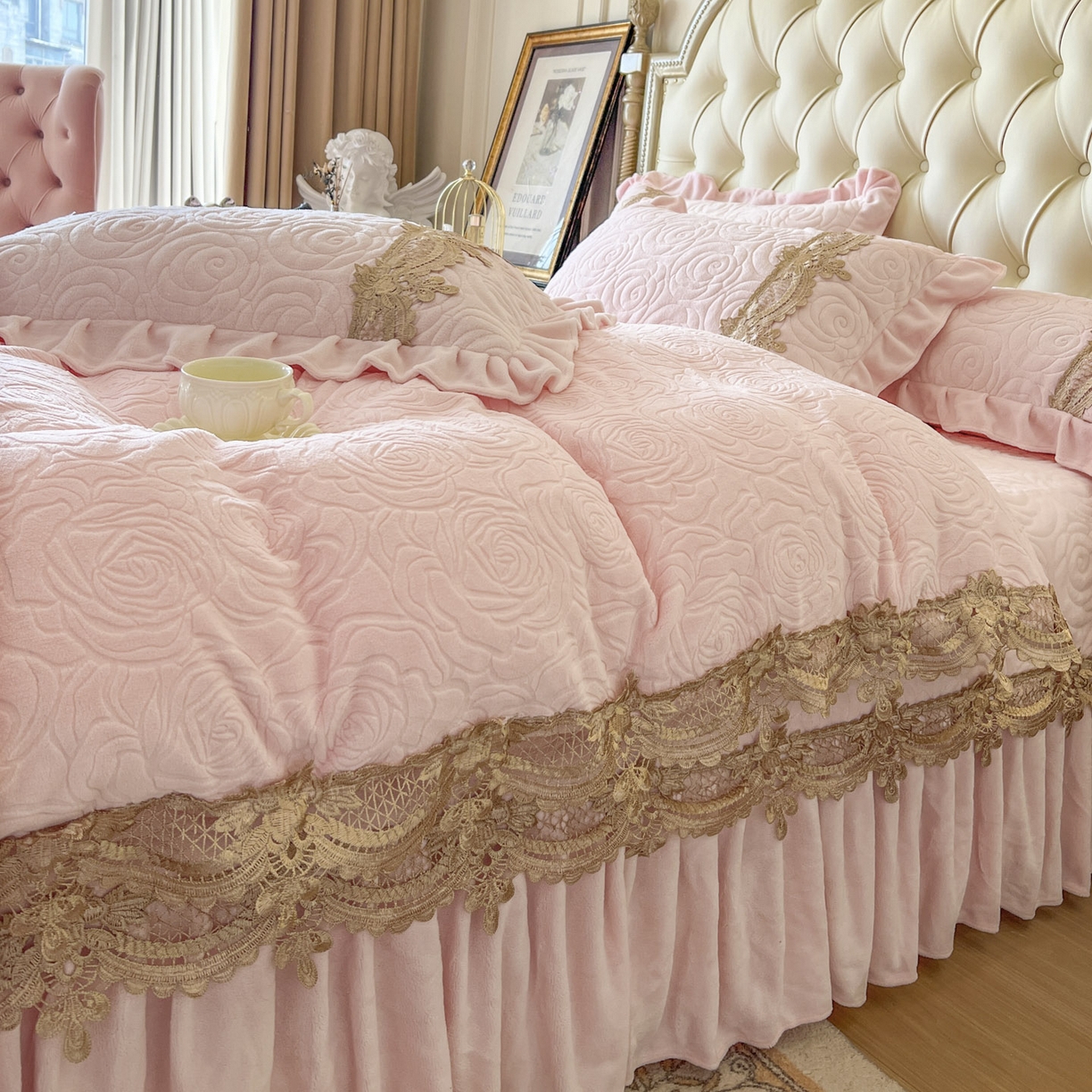 91家纺网 家纺一手货源 找家纺 恋尚 2025新款雕花牛奶绒罗曼蒂克系列四件套（控价290） 罗曼蒂克-清新粉