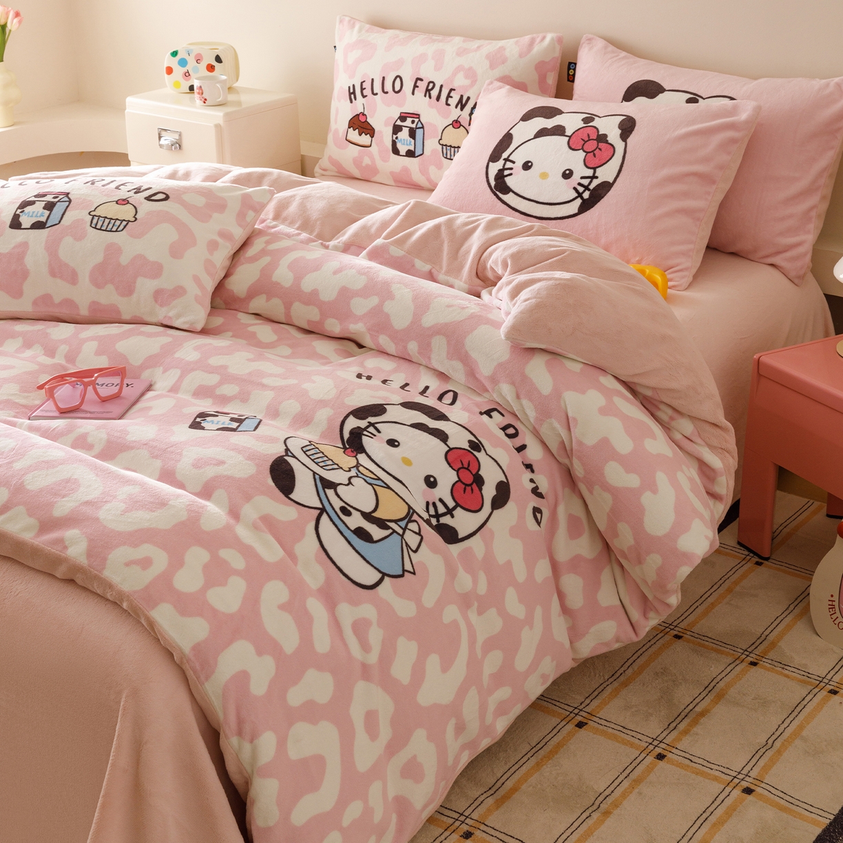 91家纺网 家纺一手货源 找家纺 RYB红黄兰 2025新款设计师原创牛奶绒大版数码印花四件套 粉豹奶牛猫