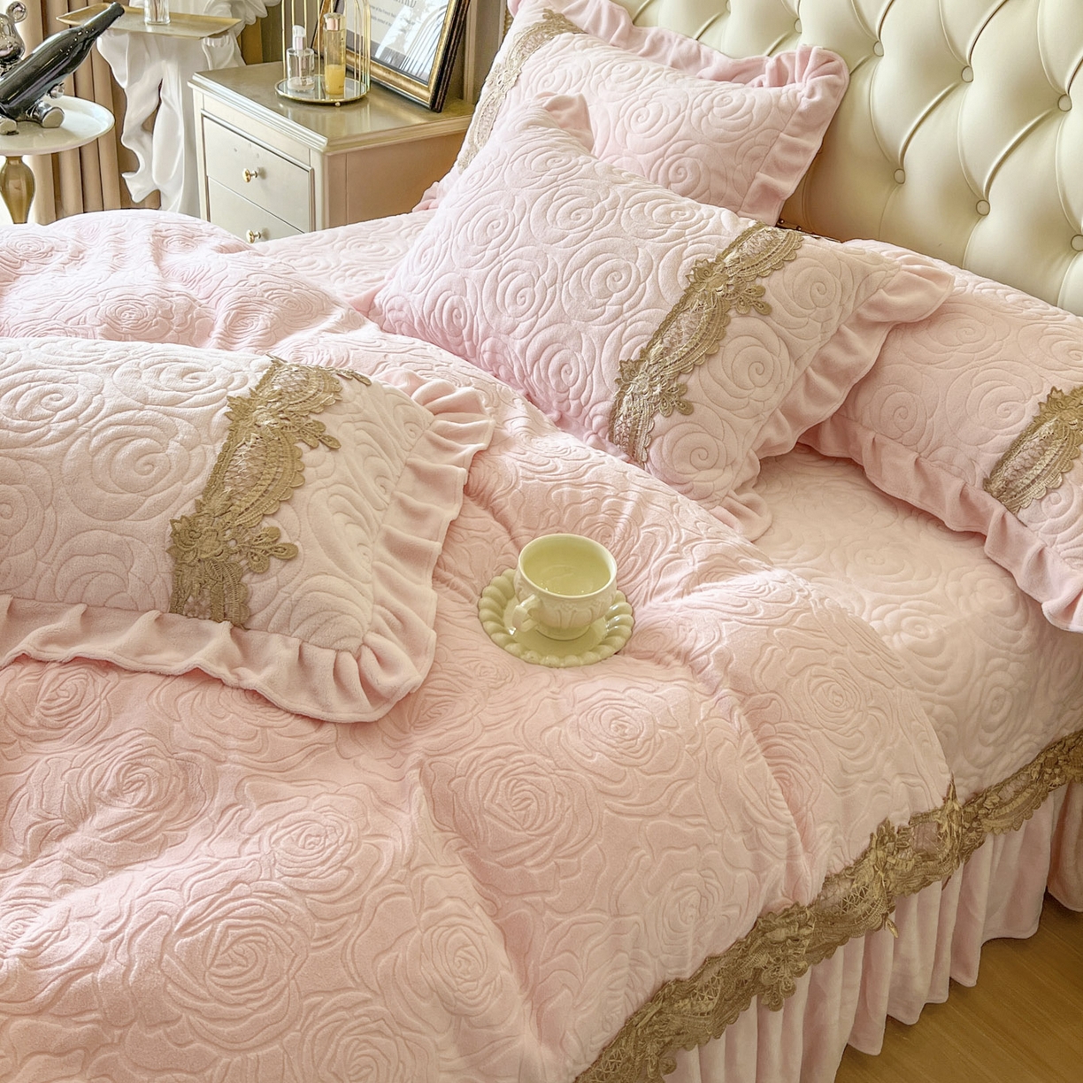 91家纺网 家纺一手货源 找家纺 恋尚 2025新款雕花牛奶绒罗曼蒂克系列四件套（控价290） 罗曼蒂克-清新粉