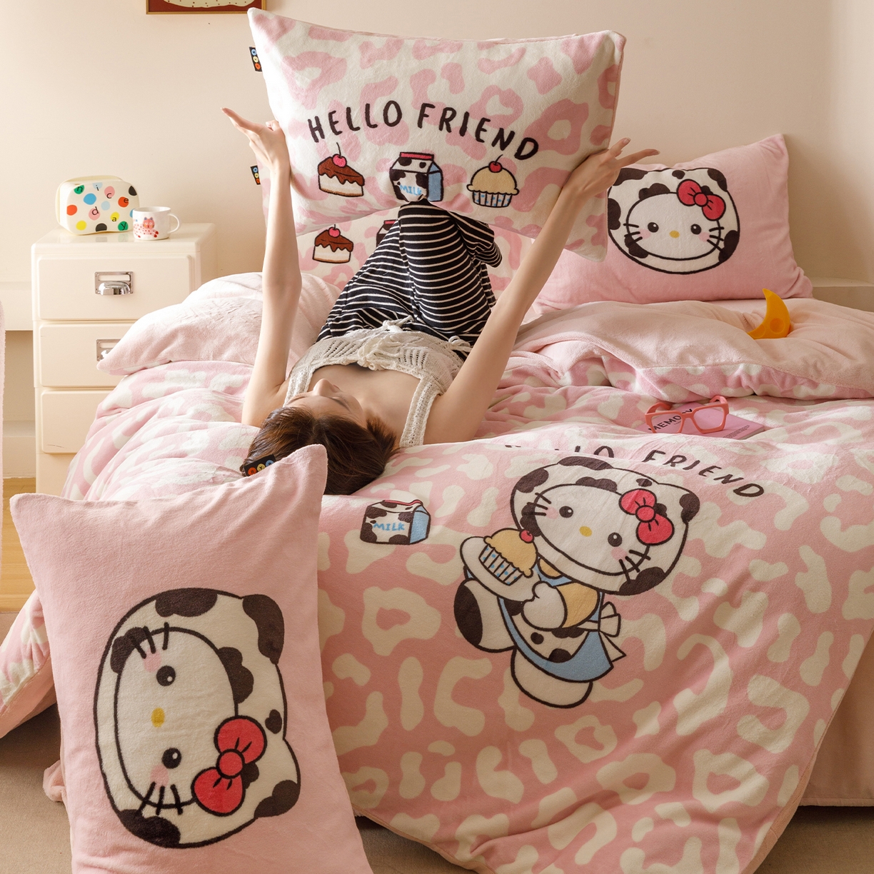 91家纺网 家纺一手货源 找家纺 RYB红黄兰 2025新款设计师原创牛奶绒大版数码印花四件套 粉豹奶牛猫