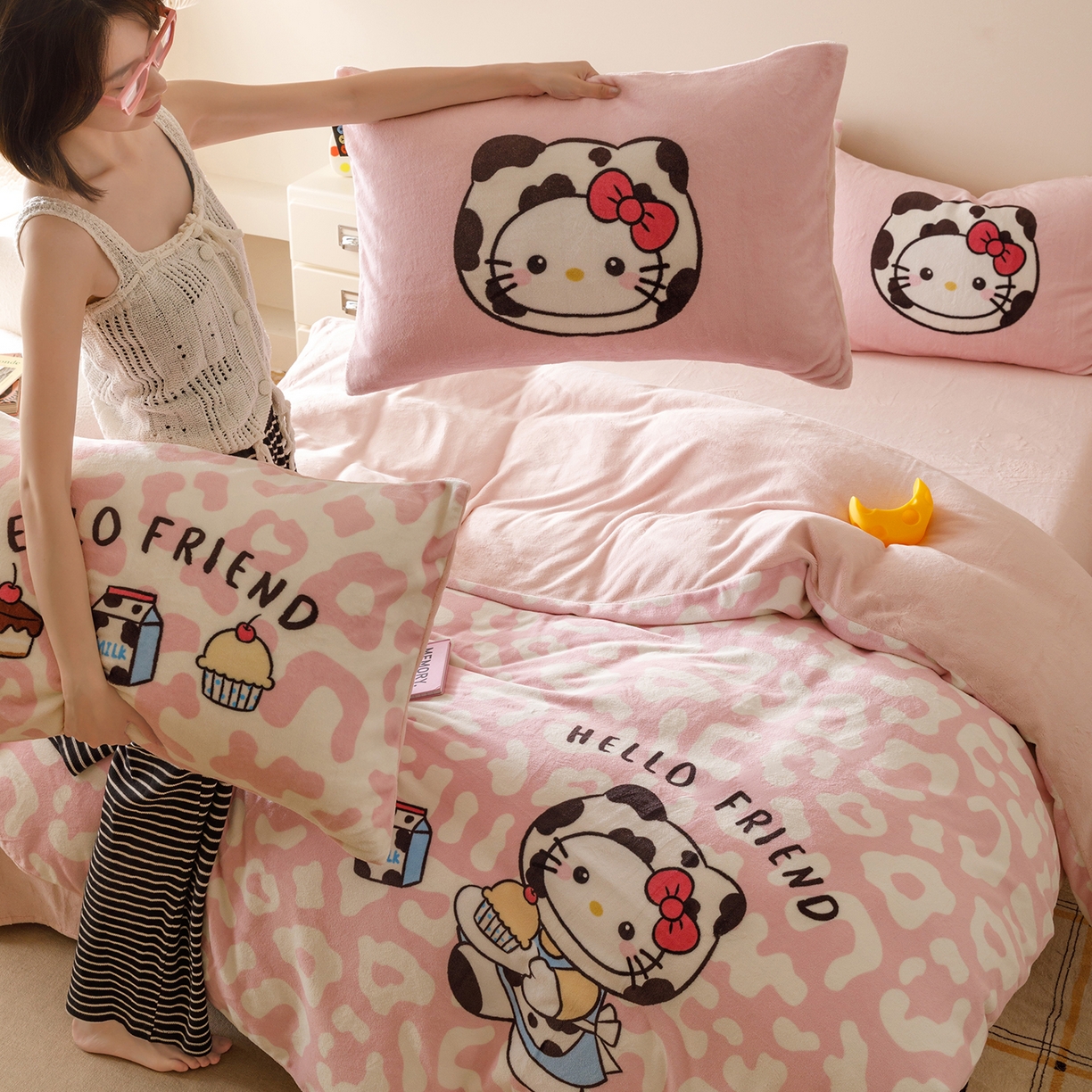 91家纺网 家纺一手货源 找家纺 RYB红黄兰 2025新款设计师原创牛奶绒大版数码印花四件套 粉豹奶牛猫