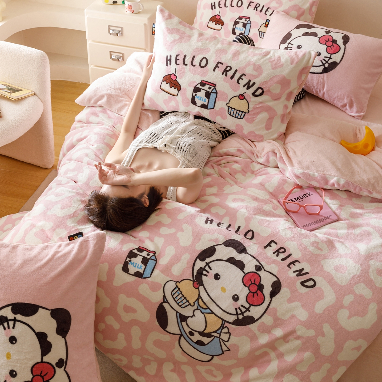 91家纺网 家纺一手货源 找家纺 RYB红黄兰 2025新款设计师原创牛奶绒大版数码印花四件套 粉豹奶牛猫