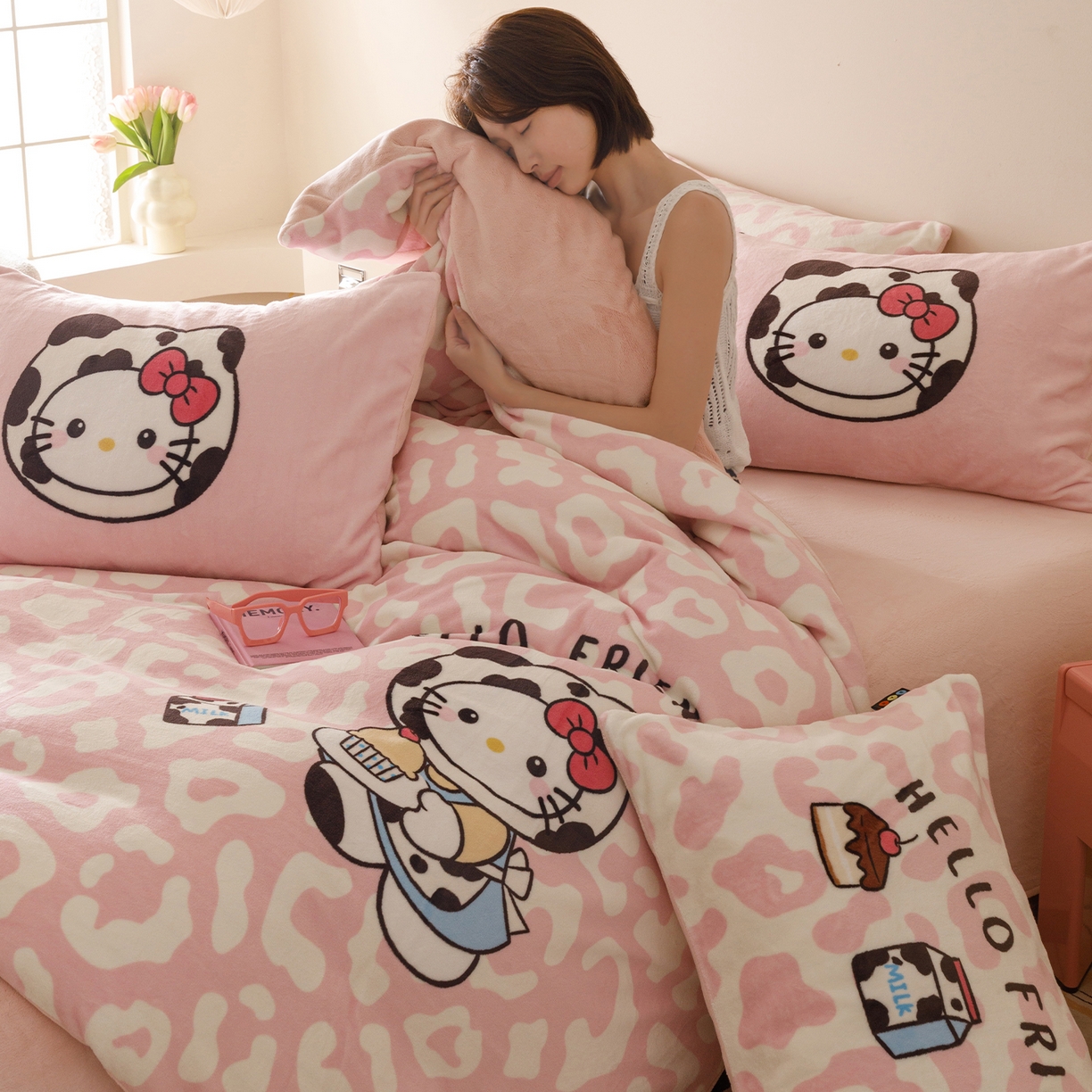 91家纺网 家纺一手货源 找家纺 RYB红黄兰 2025新款设计师原创牛奶绒大版数码印花四件套 粉豹奶牛猫