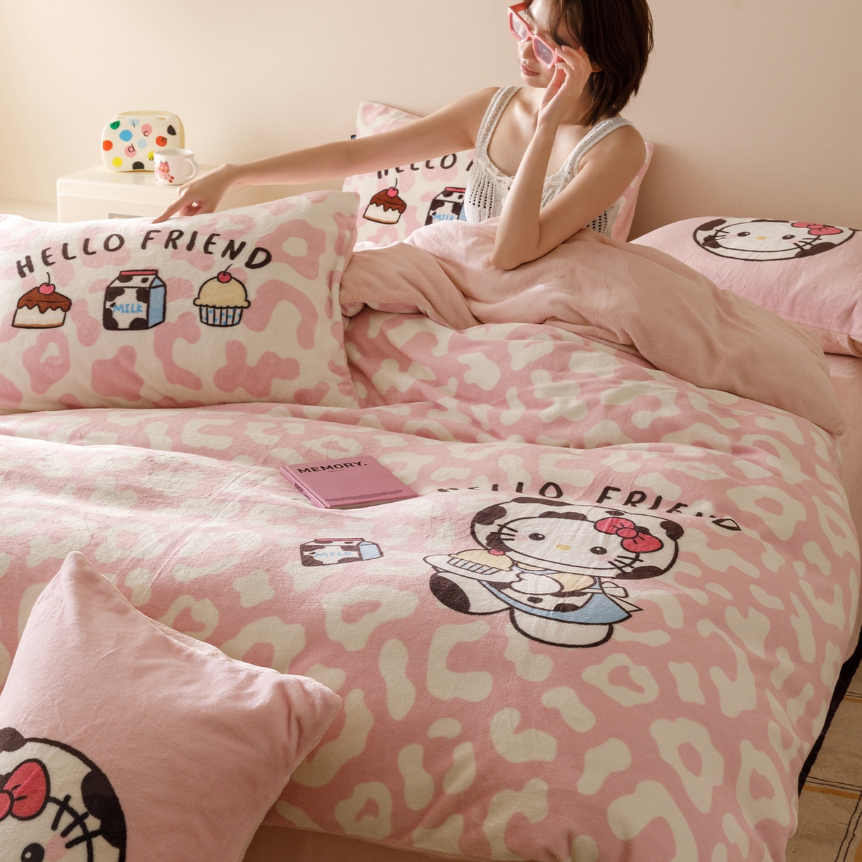 91家纺网 家纺一手货源 找家纺 RYB红黄兰 2025新款设计师原创牛奶绒大版数码印花四件套 粉豹奶牛猫