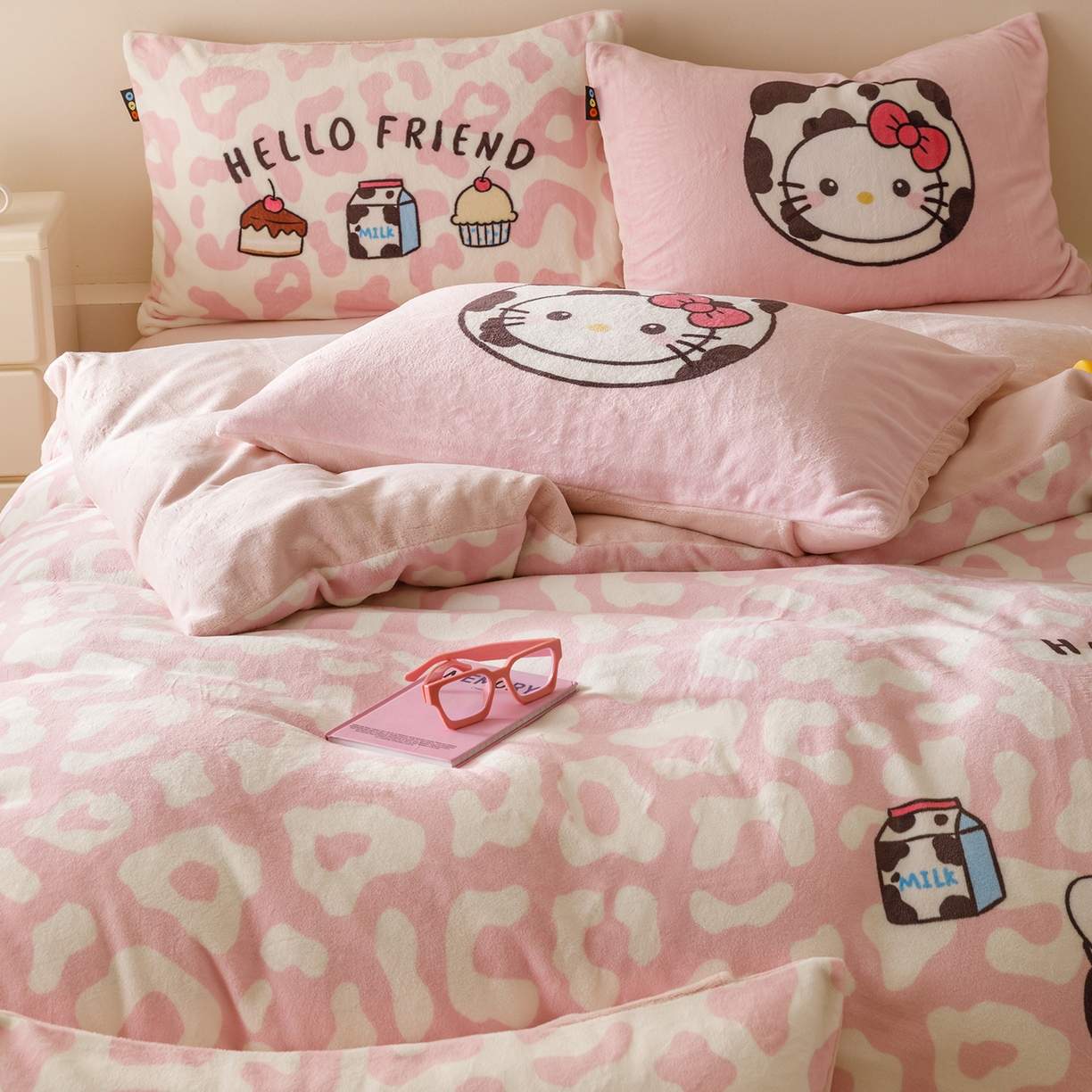 91家纺网 家纺一手货源 找家纺 RYB红黄兰 2025新款设计师原创牛奶绒大版数码印花四件套 粉豹奶牛猫