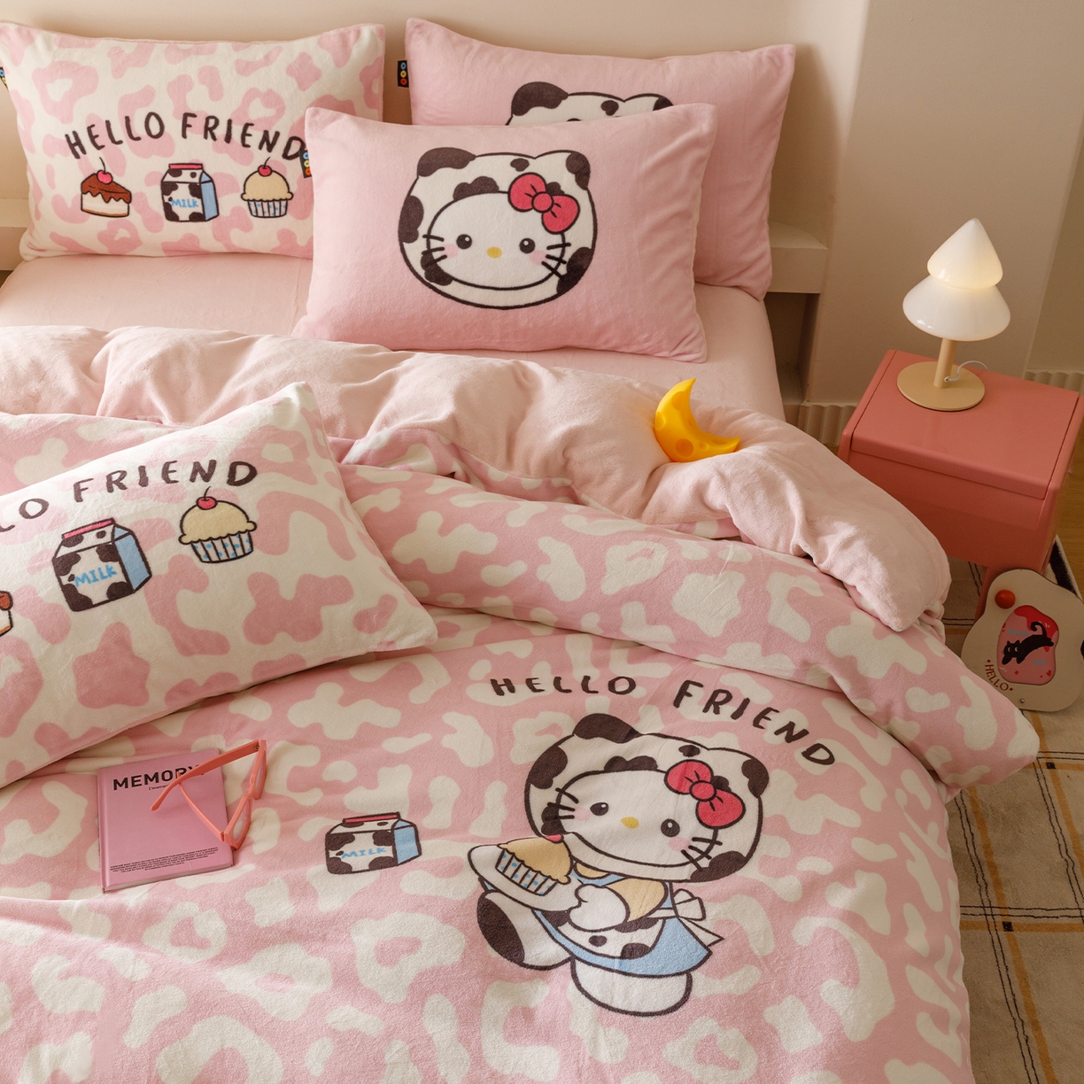 91家纺网 家纺一手货源 找家纺 RYB红黄兰 2025新款设计师原创牛奶绒大版数码印花四件套 粉豹奶牛猫