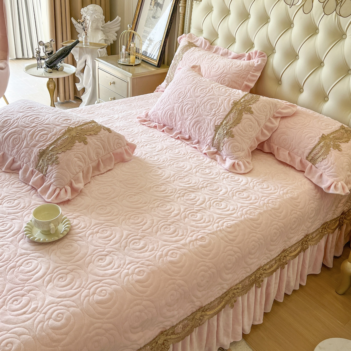 91家纺网 家纺一手货源 找家纺 恋尚 2025新款雕花牛奶绒罗曼蒂克系列四件套（控价290） 罗曼蒂克-清新粉