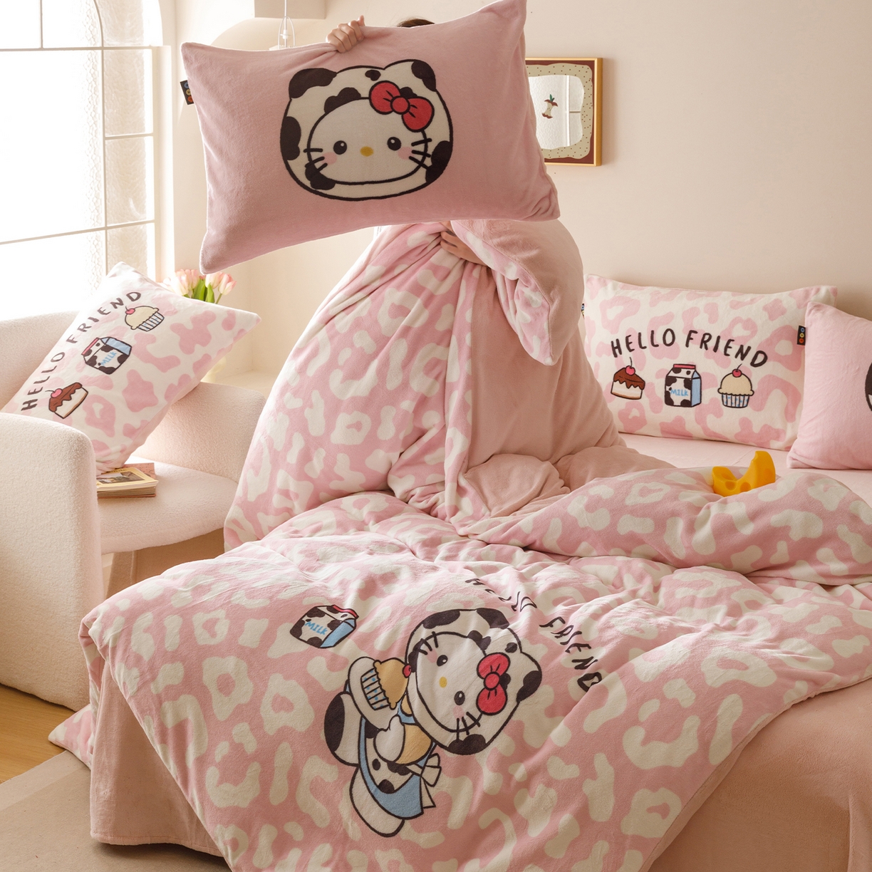 91家纺网 家纺一手货源 找家纺 RYB红黄兰 2025新款设计师原创牛奶绒大版数码印花四件套 粉豹奶牛猫