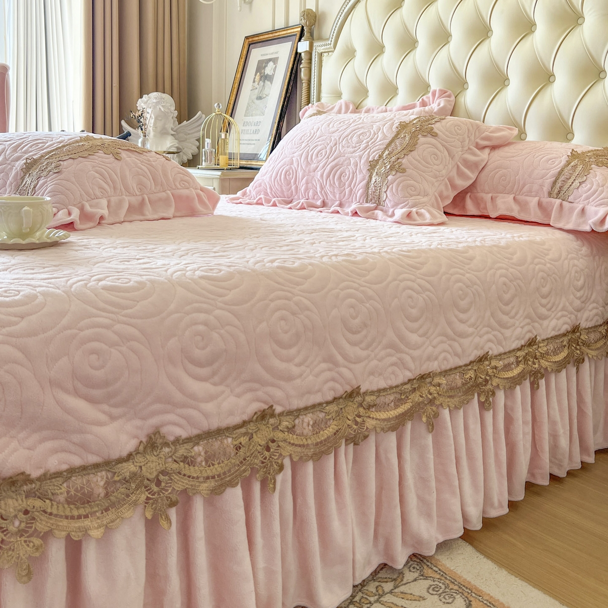 91家纺网 家纺一手货源 找家纺 恋尚 2025新款雕花牛奶绒罗曼蒂克系列四件套（控价290） 罗曼蒂克-清新粉