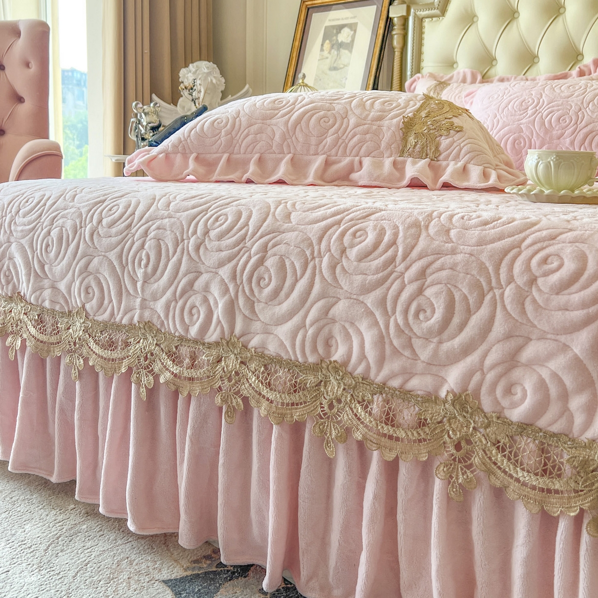 91家纺网 家纺一手货源 找家纺 恋尚 2025新款雕花牛奶绒罗曼蒂克系列四件套（控价290） 罗曼蒂克-清新粉